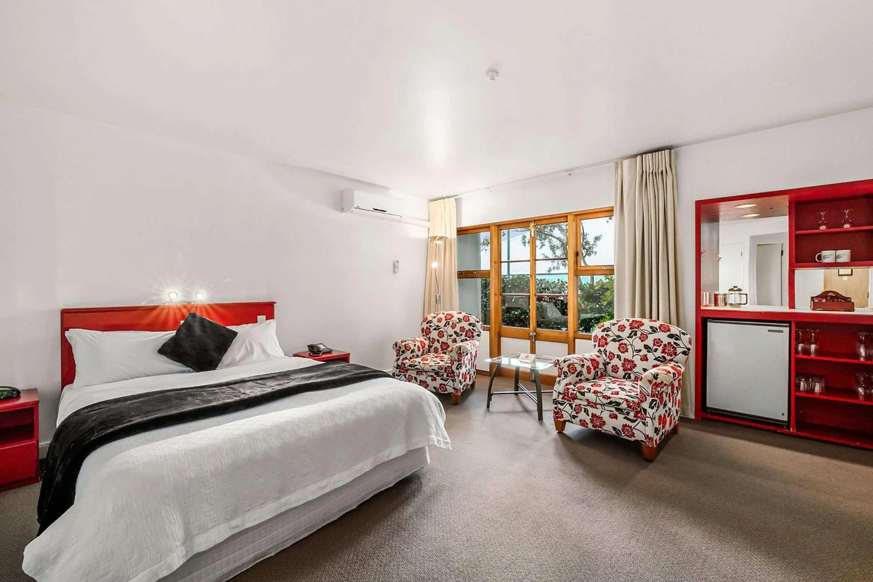 Photo of the whole room, Bed in The Angus Hotel