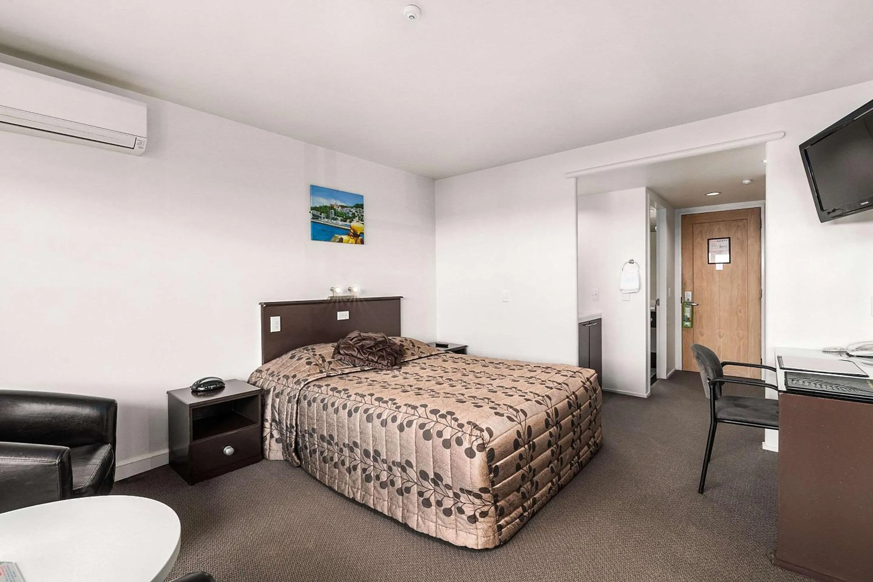 Photo of the whole room, Bed in The Angus Hotel