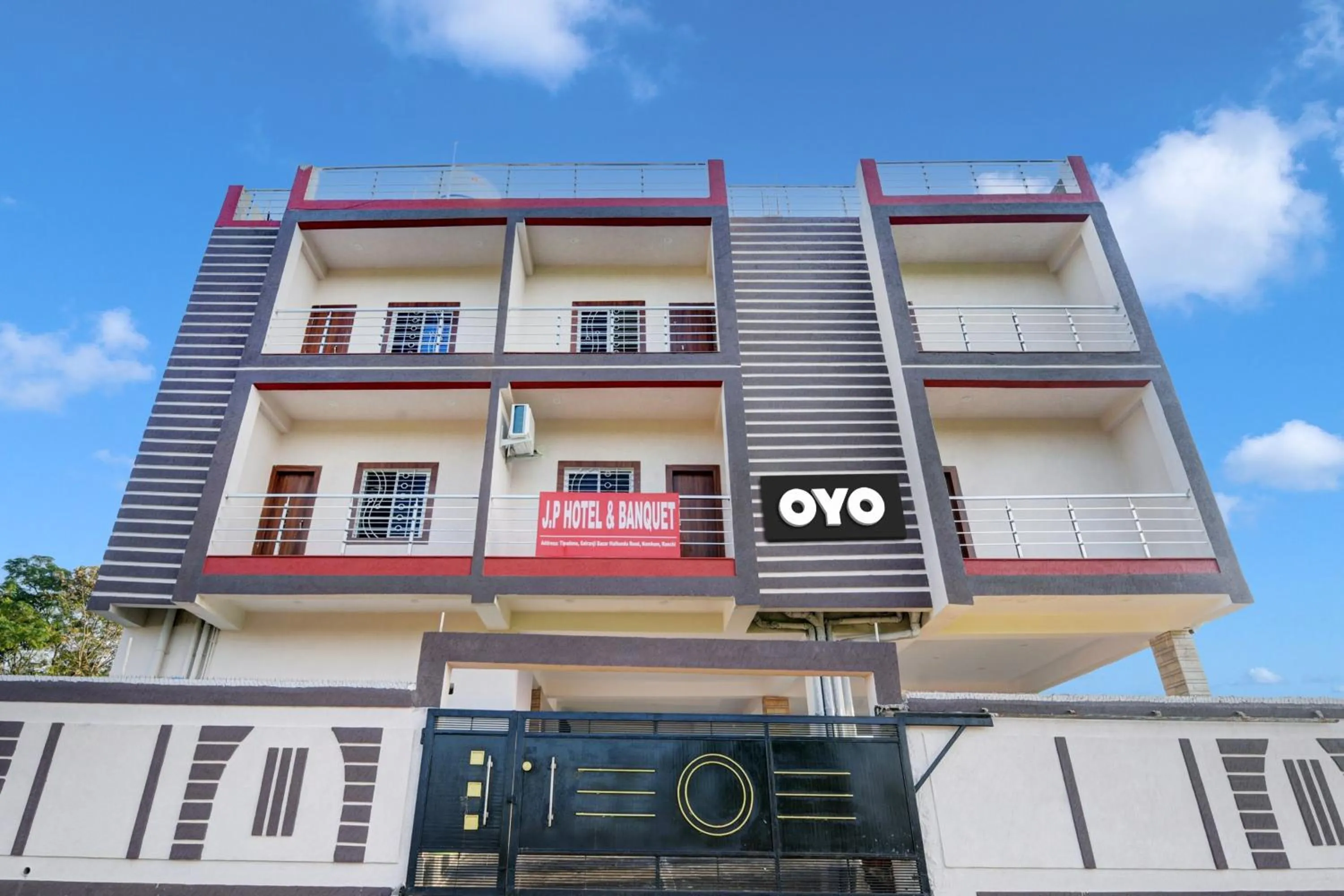 Facade/entrance in Hotel O by OYO JP Banquet