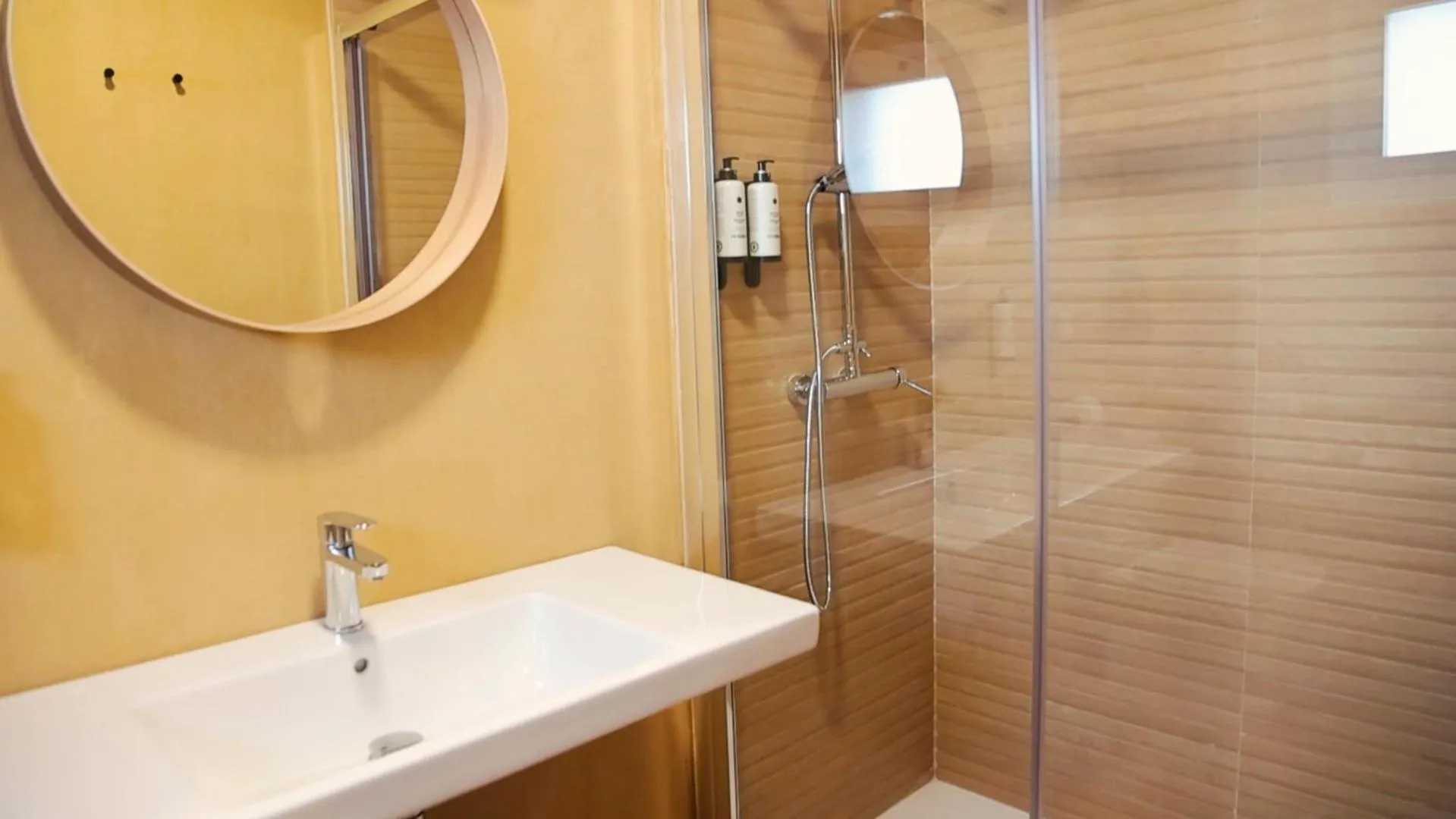 Shower in HOTEL LOS ALAMOS BOUTIQUE