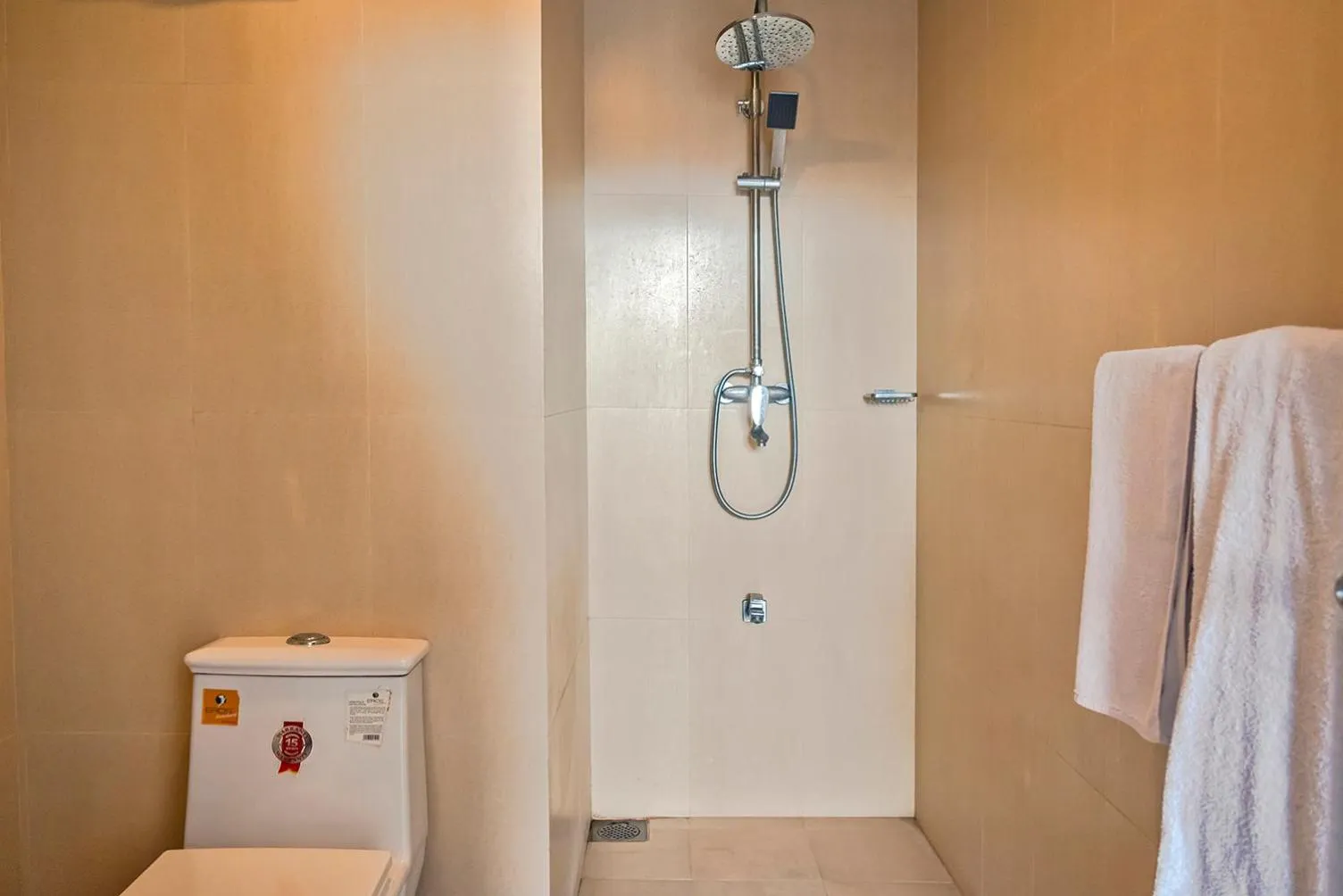 Shower in Beverly Beach Negombo