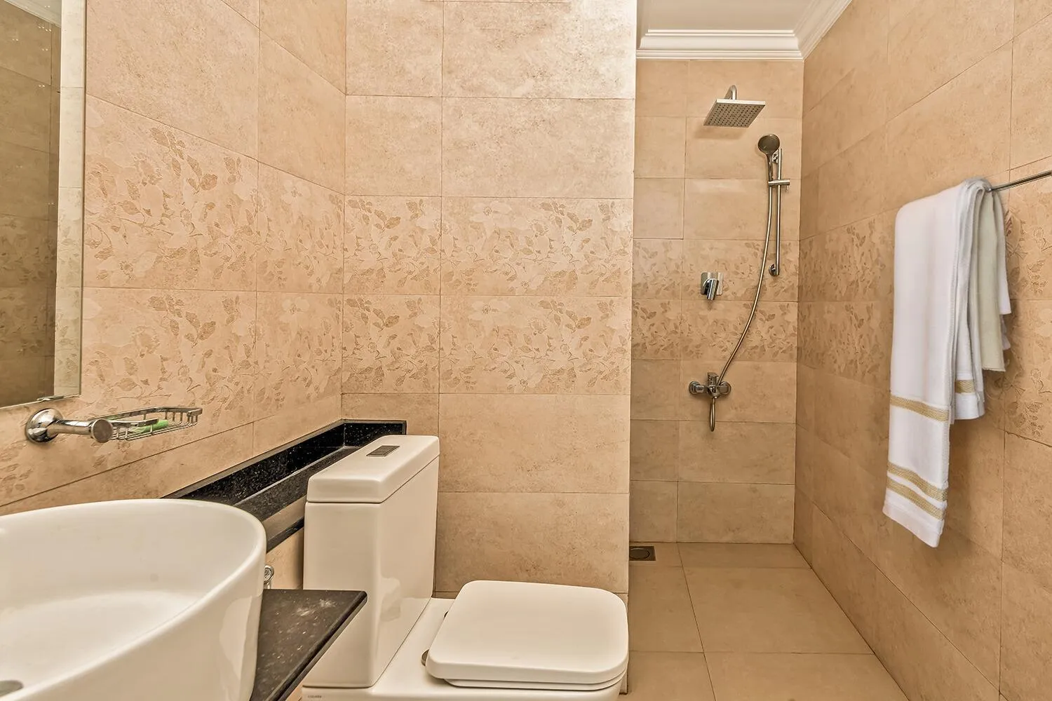 Shower in Beverly Beach Negombo