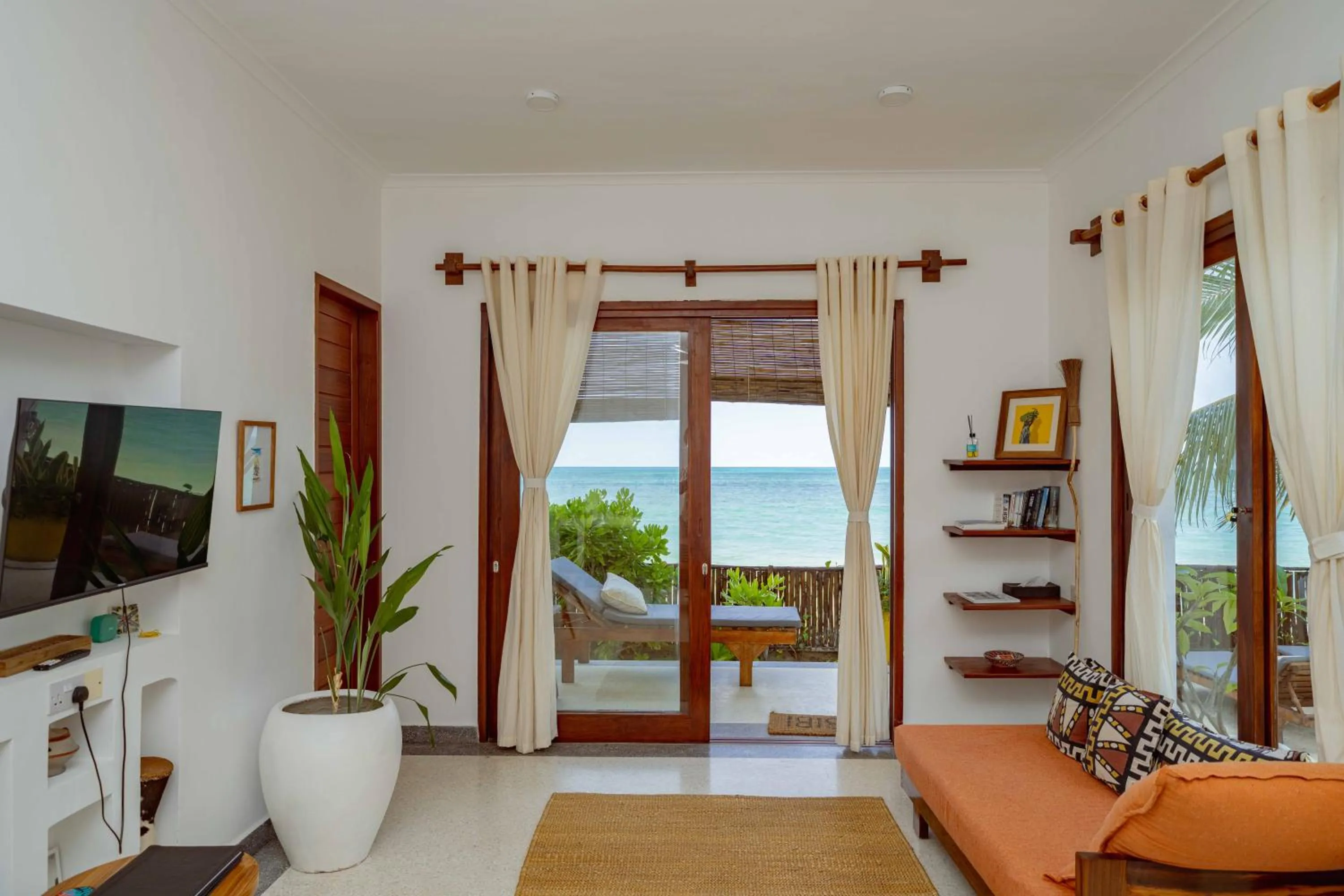 Communal lounge/ TV room in Babu Villas