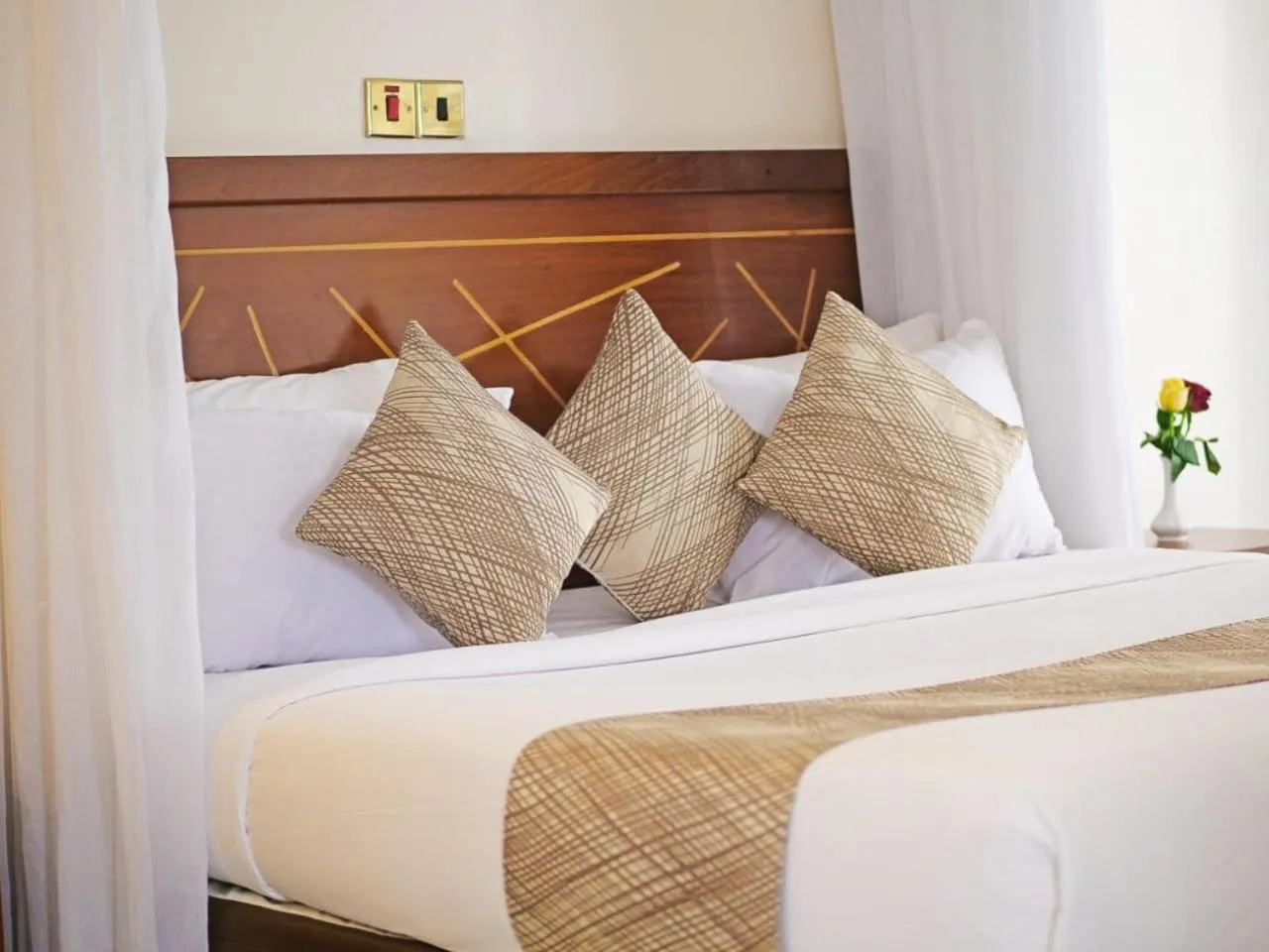 Bed in VICTORIA COMFORT INN