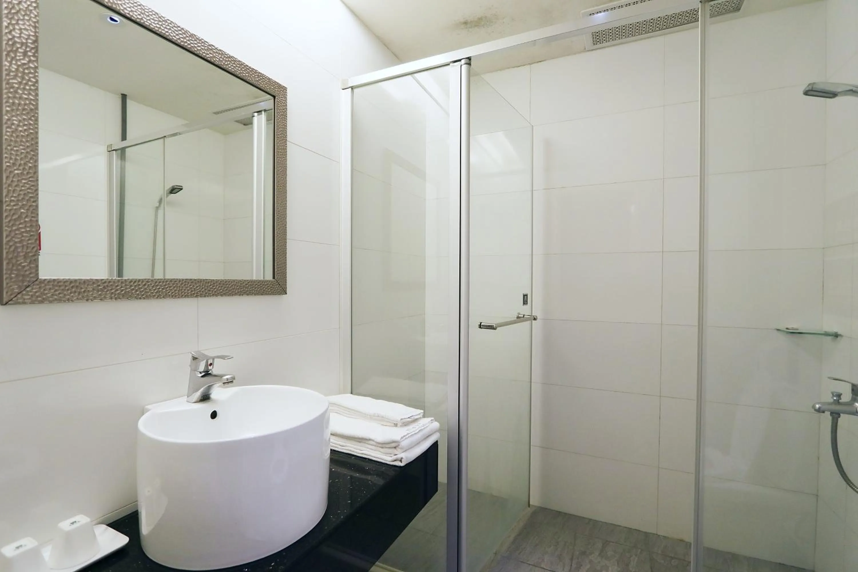 Shower in Chao She Hotel