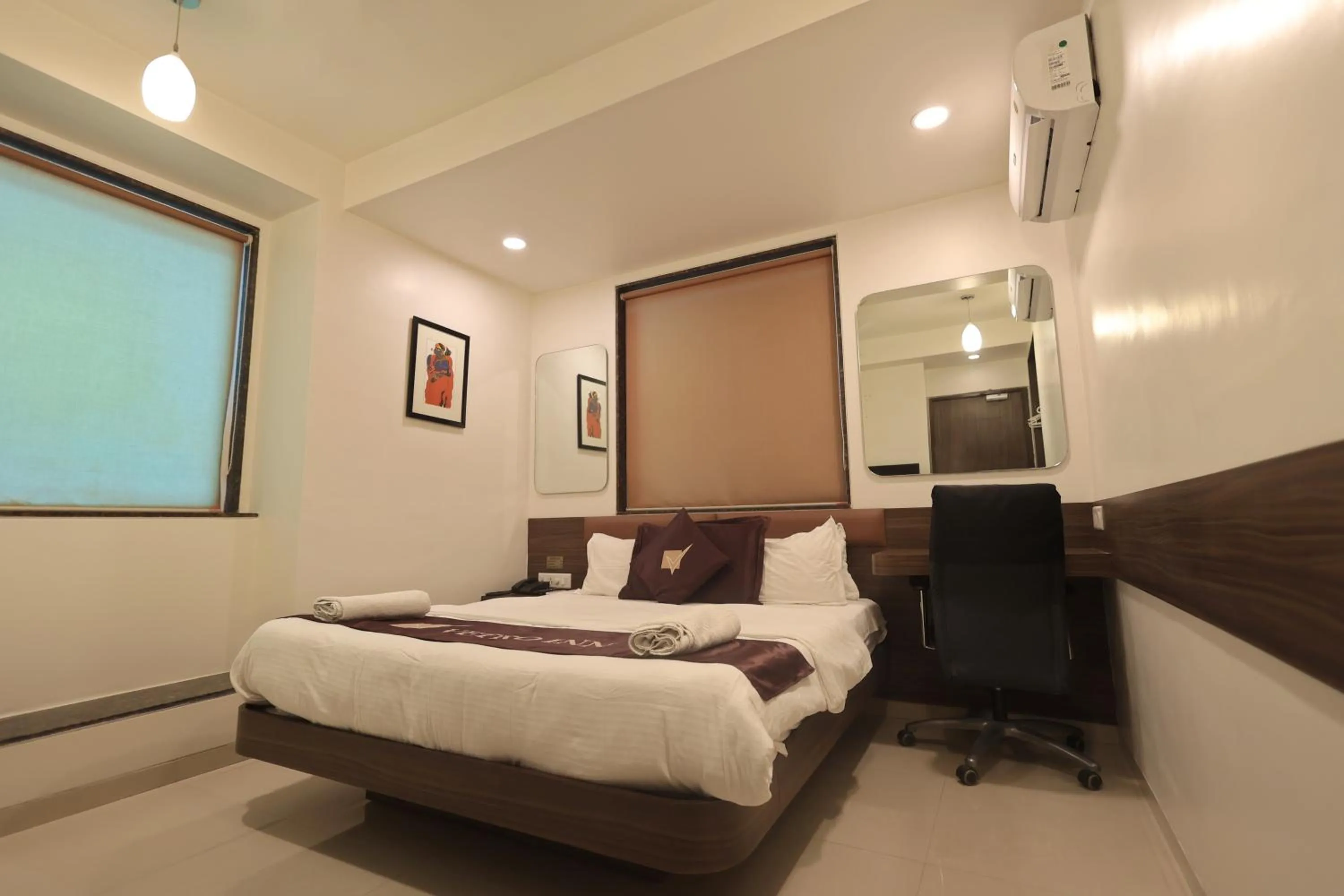 Bed in Hotel Vetro Inn