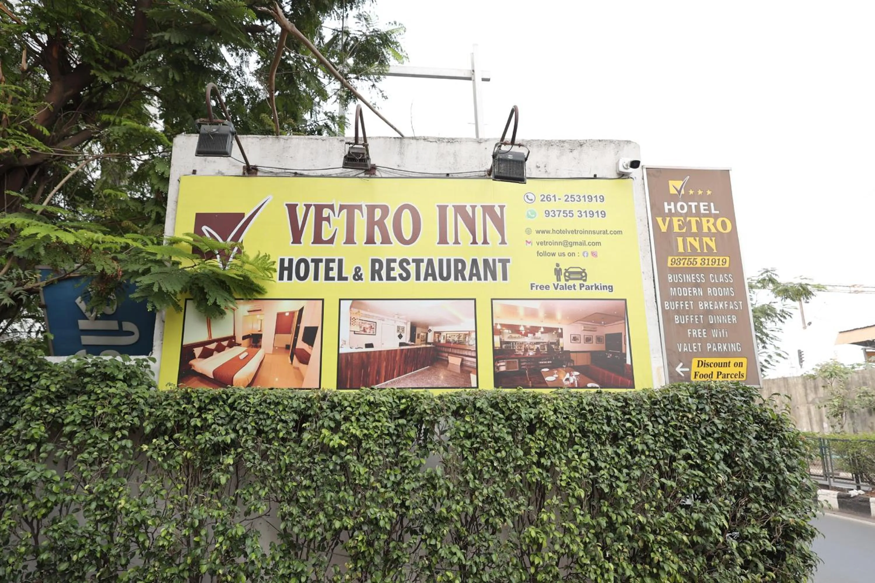 Property building in Hotel Vetro Inn