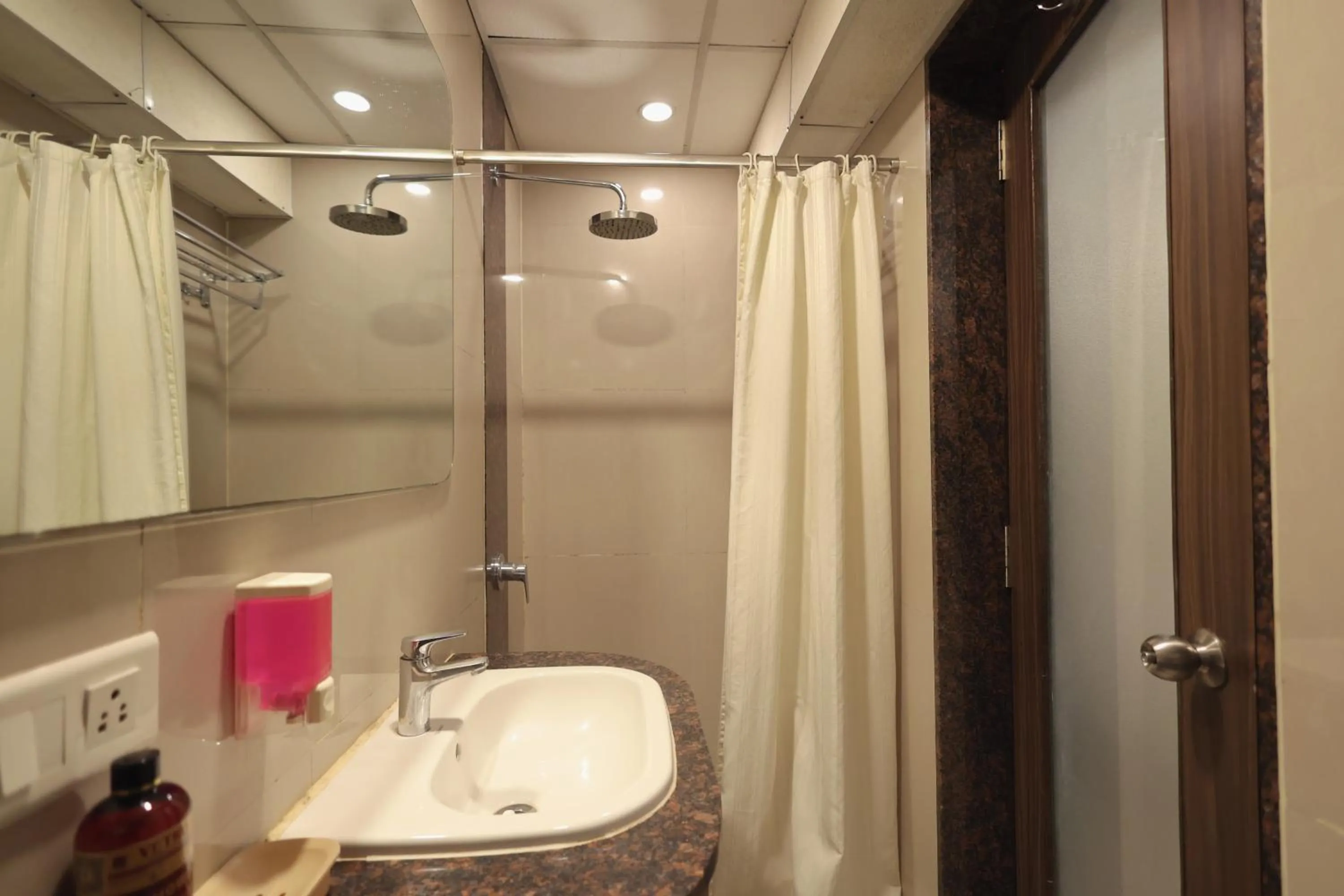 Bathroom in Hotel Vetro Inn