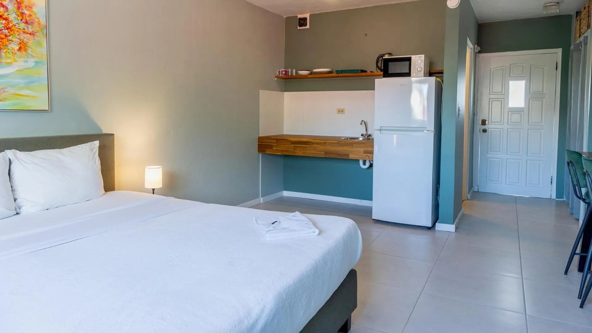 Kitchen or kitchenette, Bed in Talk of the Town Inn & Suites - St Eustatius