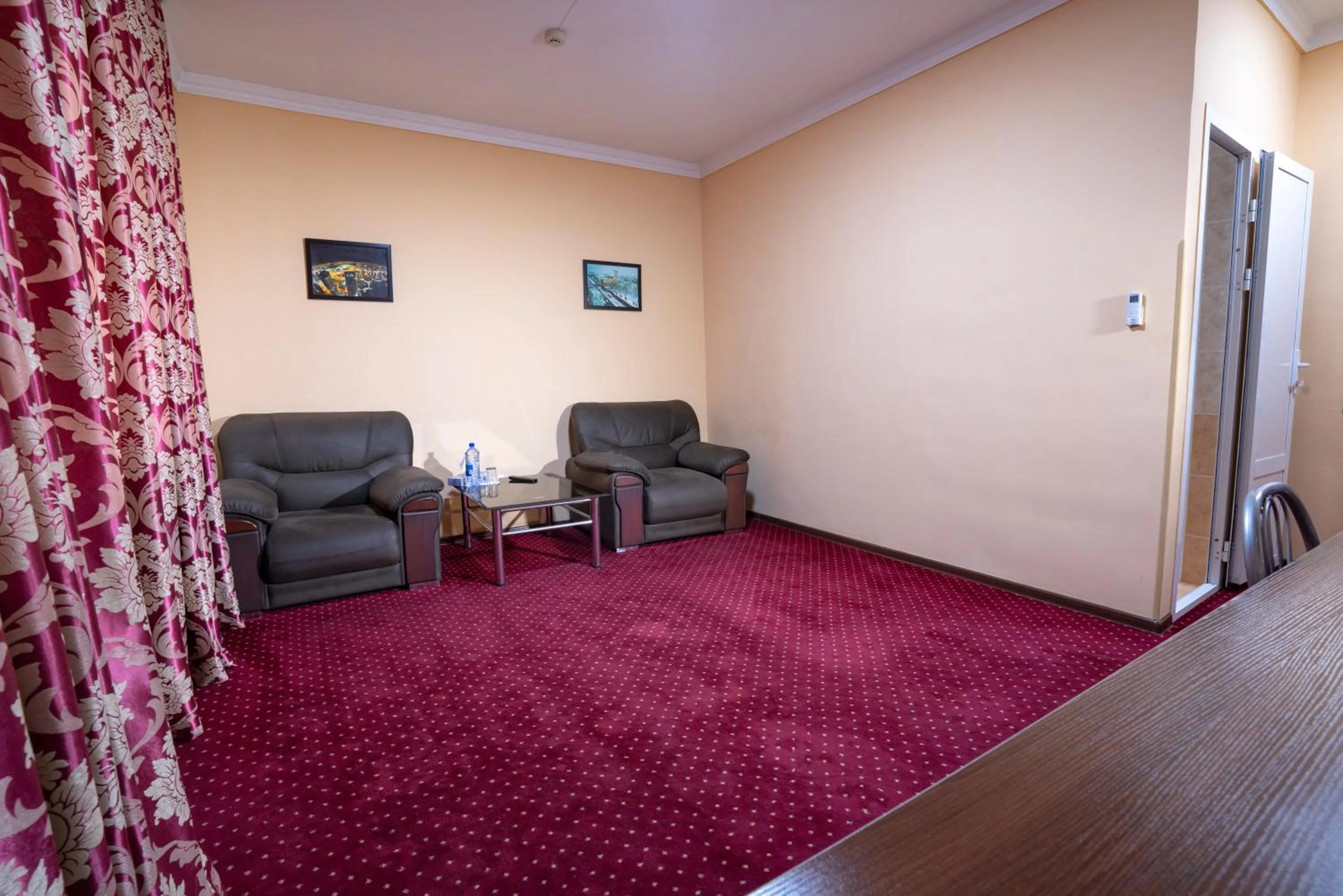 Seating area in Rohat Hotel Chilonzor