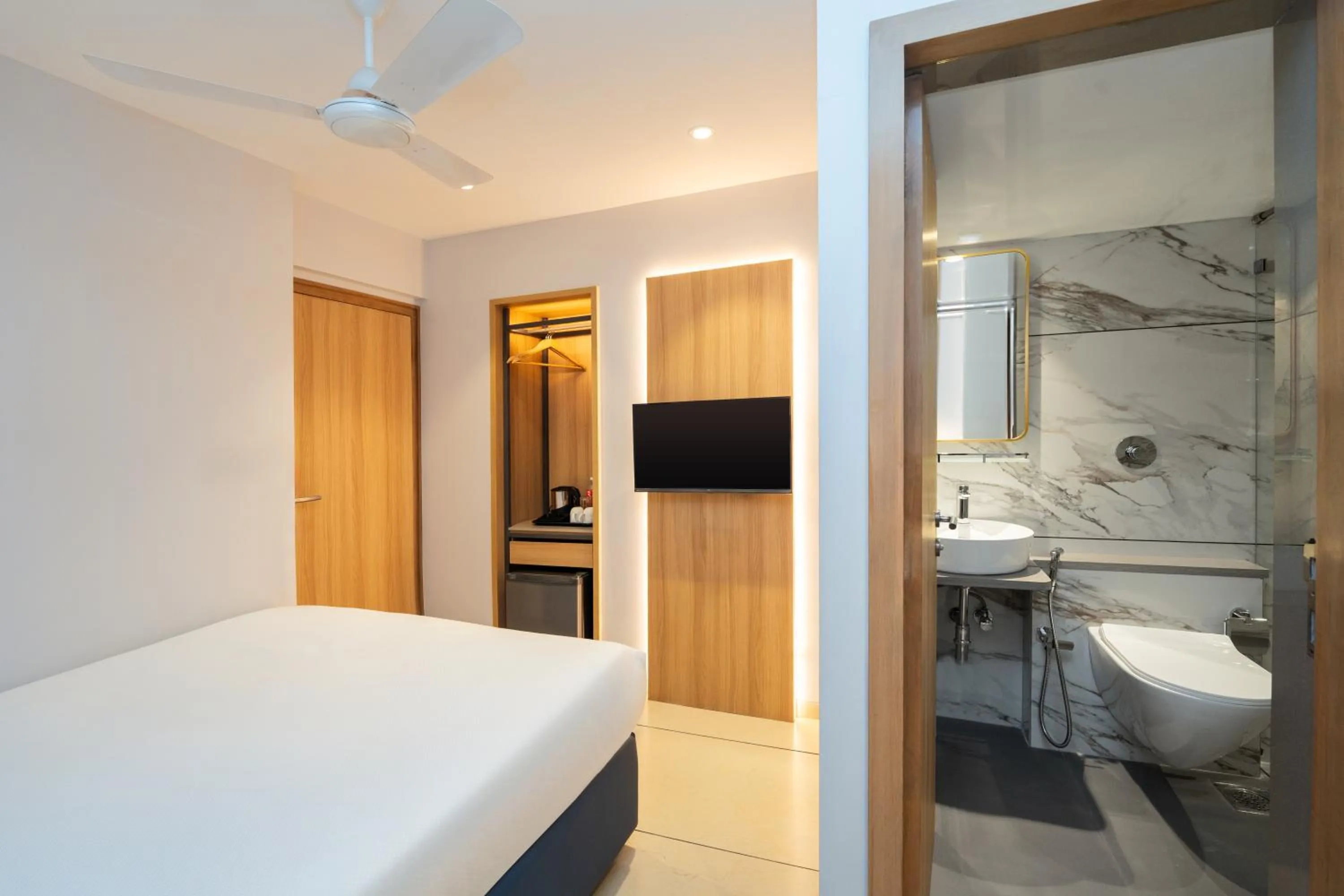 Shower, Bed in Ajanta Continental-Mumbai Airport