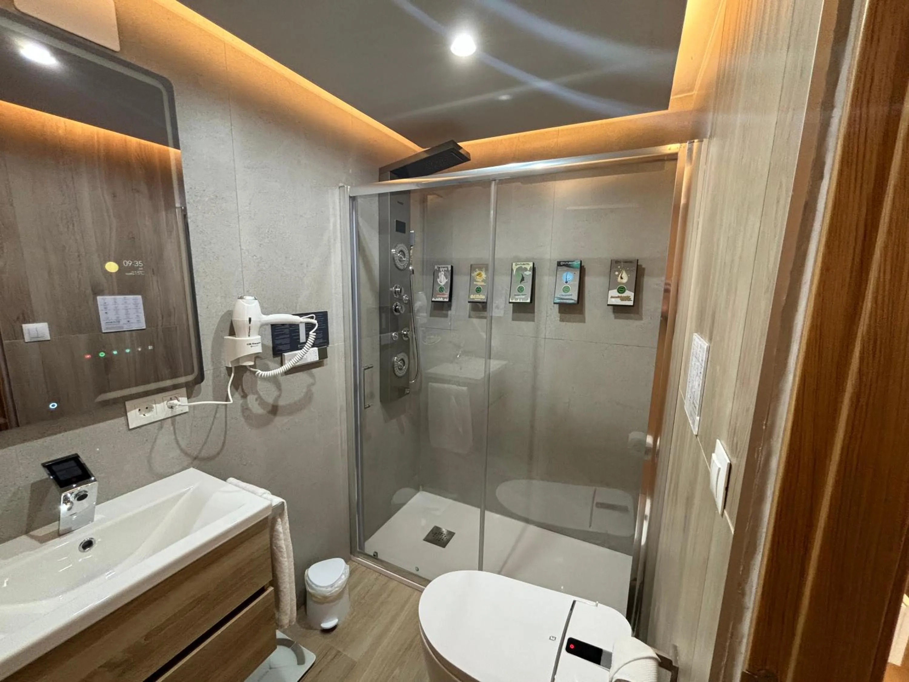 Shower in Futurotel Ds