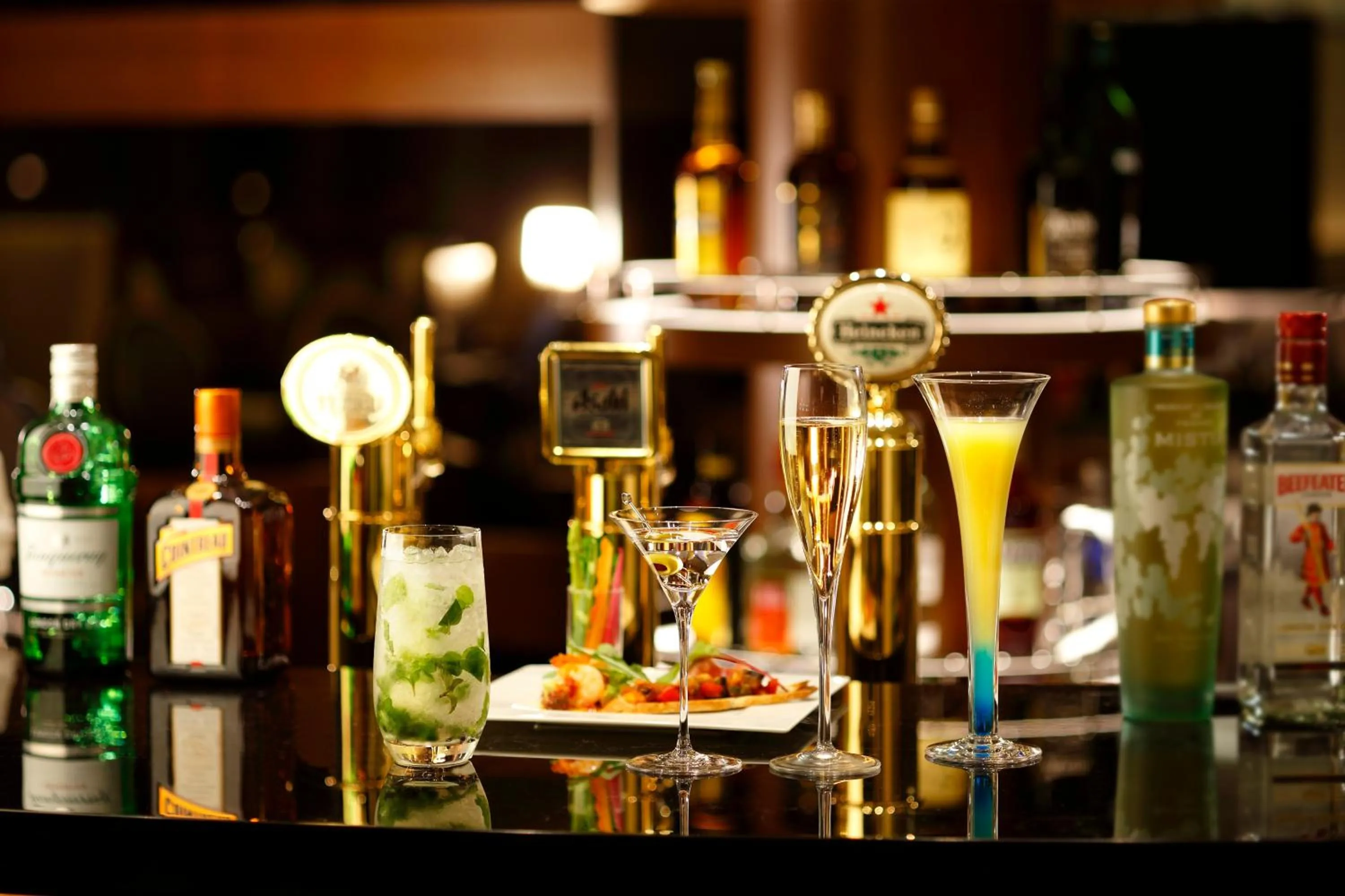 Lounge or bar in The Royal Park Hotel Tokyo Haneda Airport Terminal 3