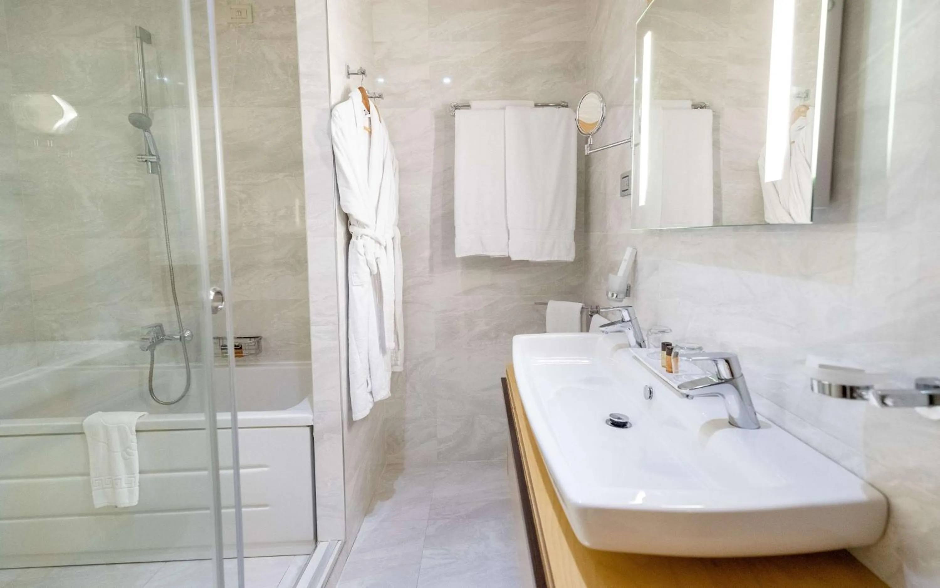 Bathroom in Best Western Premier Ark Hotel