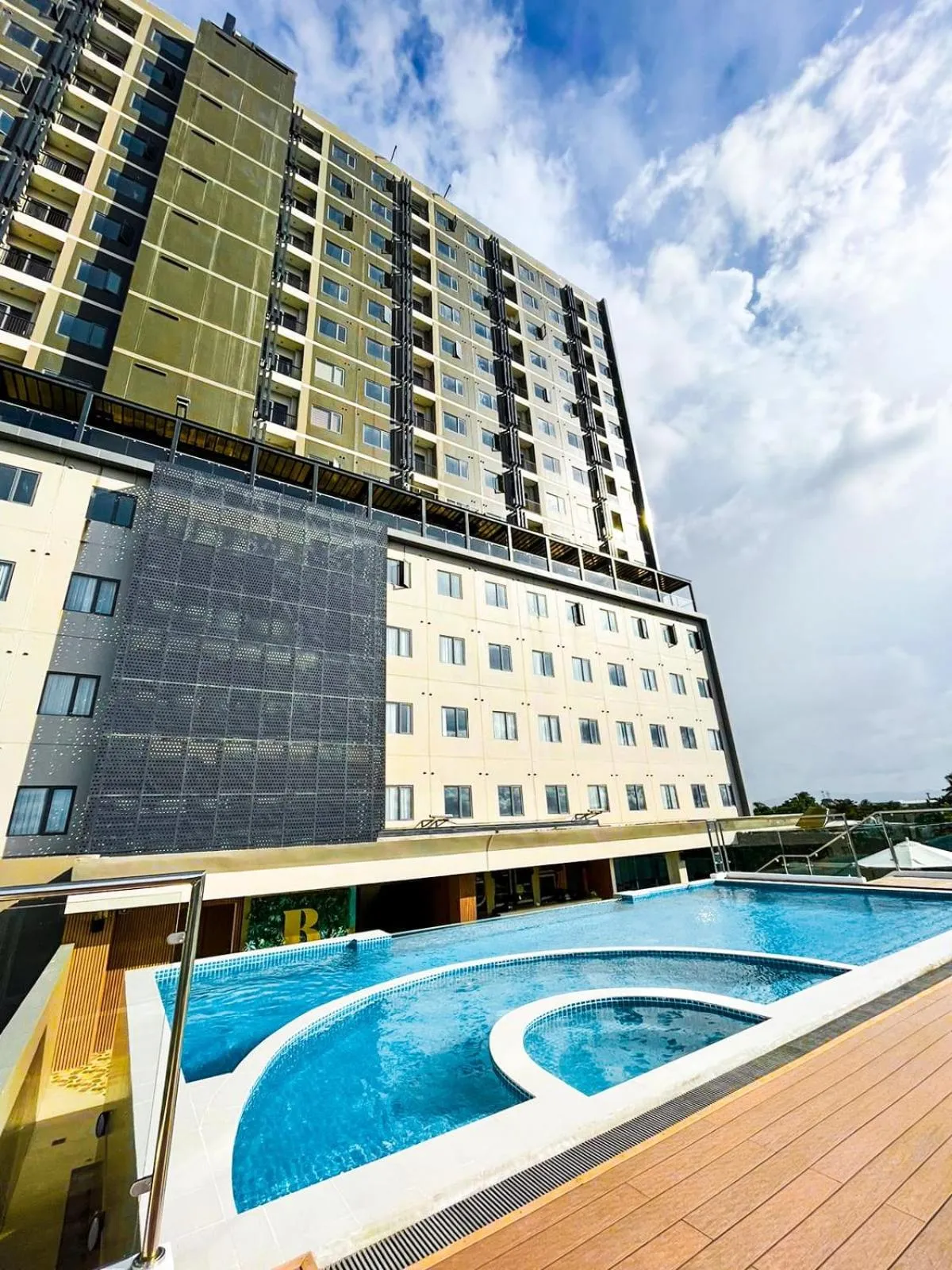 Swimming pool in Uma Hotel and Residences