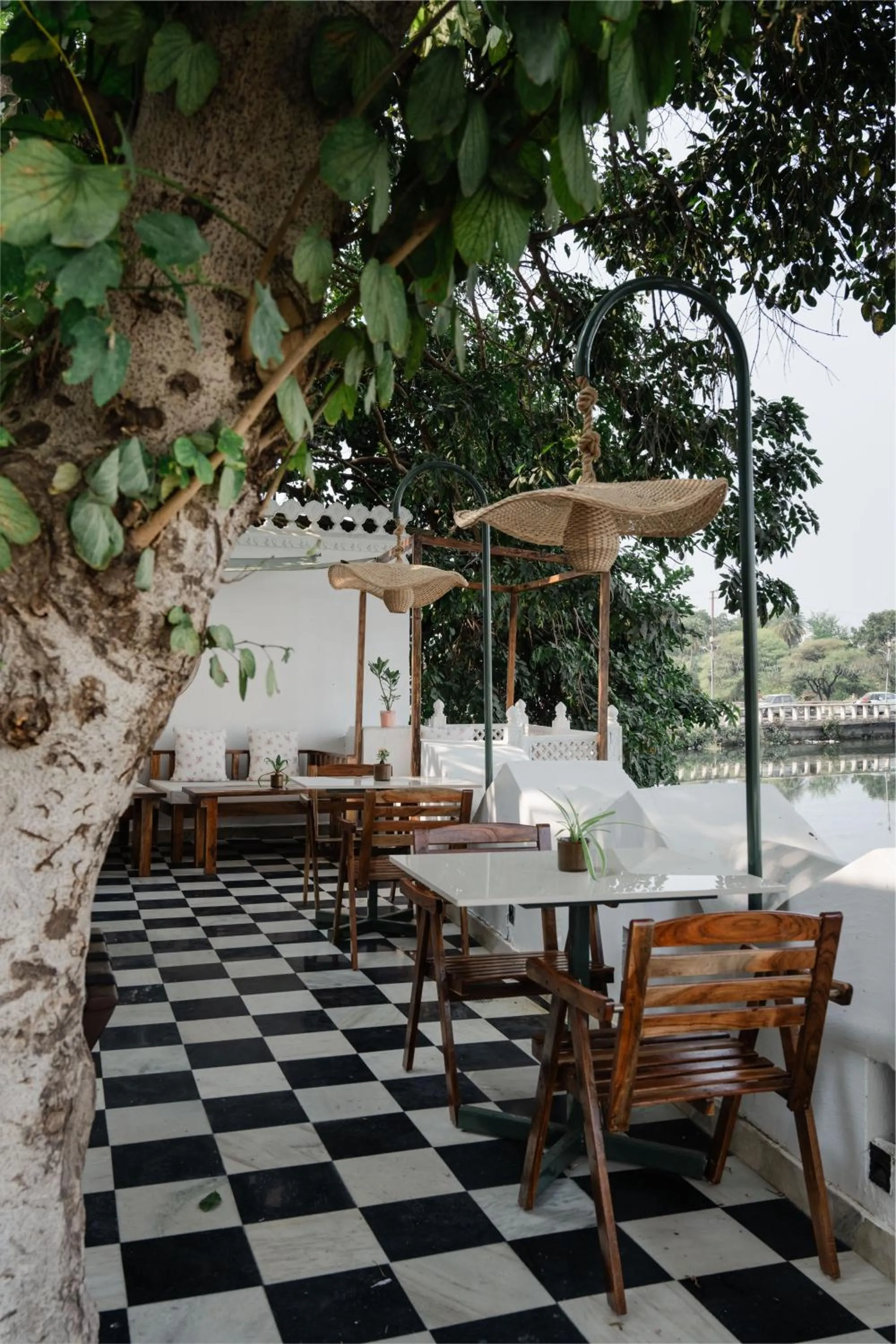 Restaurant/places to eat in The Experience Resort-Lake Facing