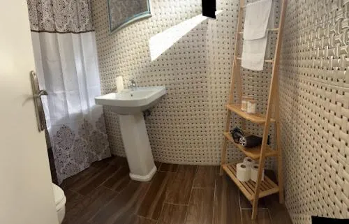 Shower in Garden Square Inn