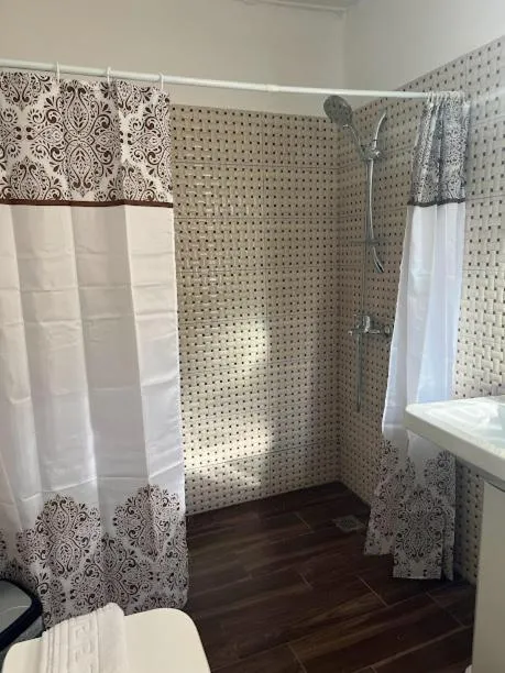 Shower in Garden Square Inn