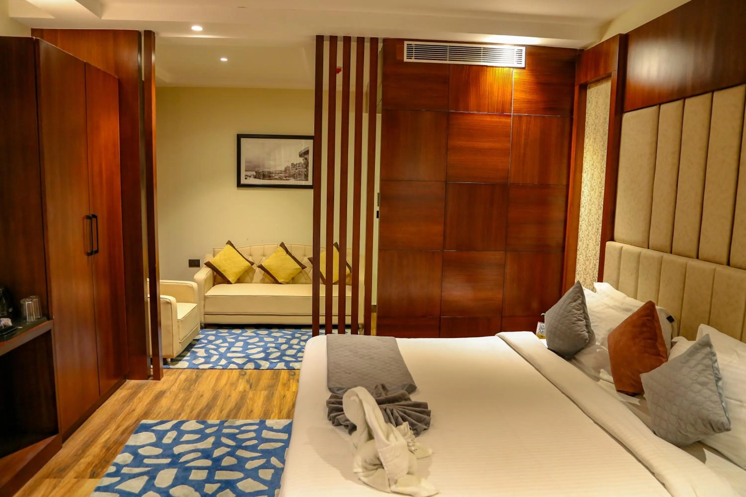 Living room, Bed in Four Leaf Hotel - AKOSHA