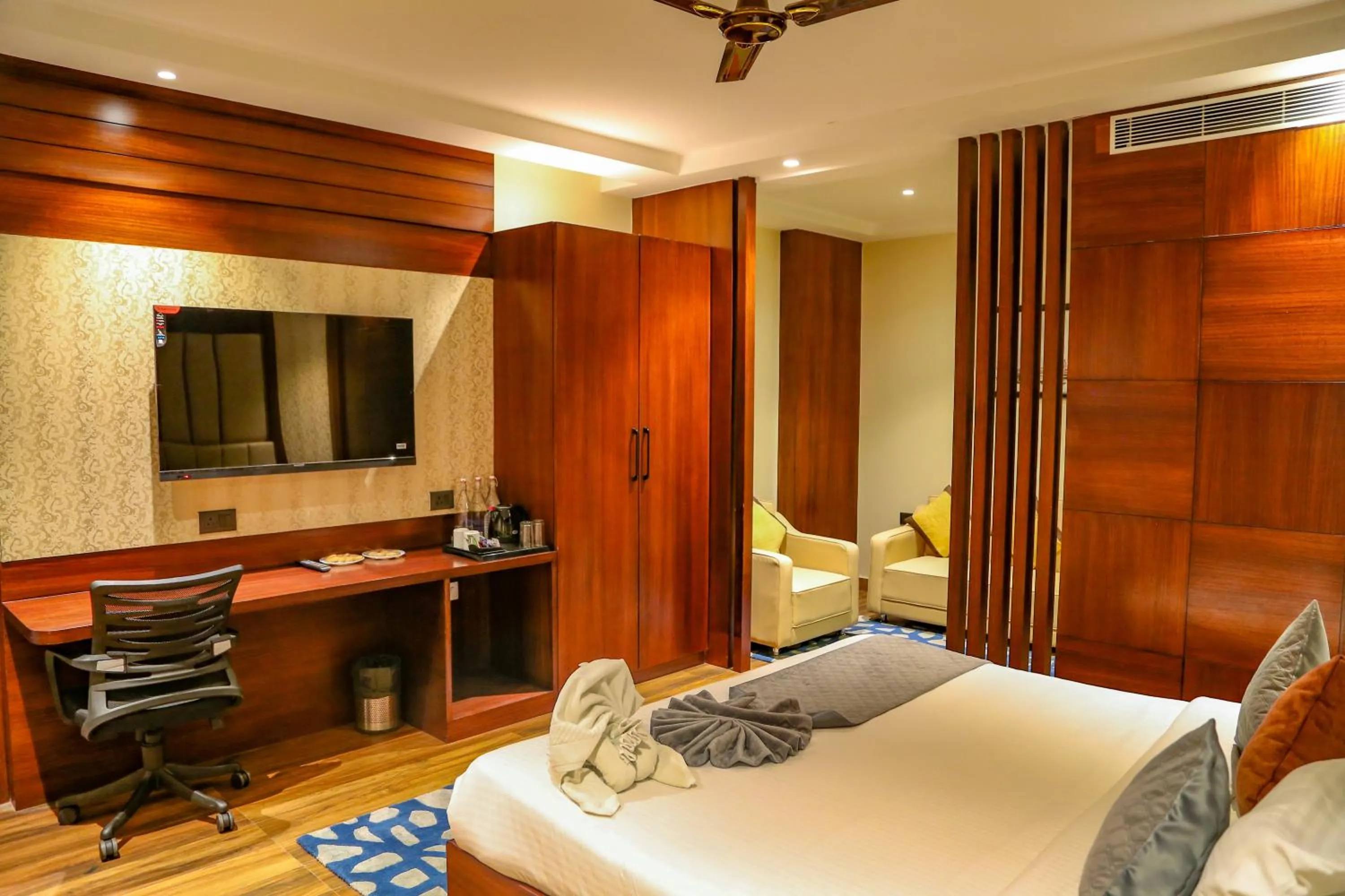 TV and multimedia, Bed in Four Leaf Hotel - AKOSHA