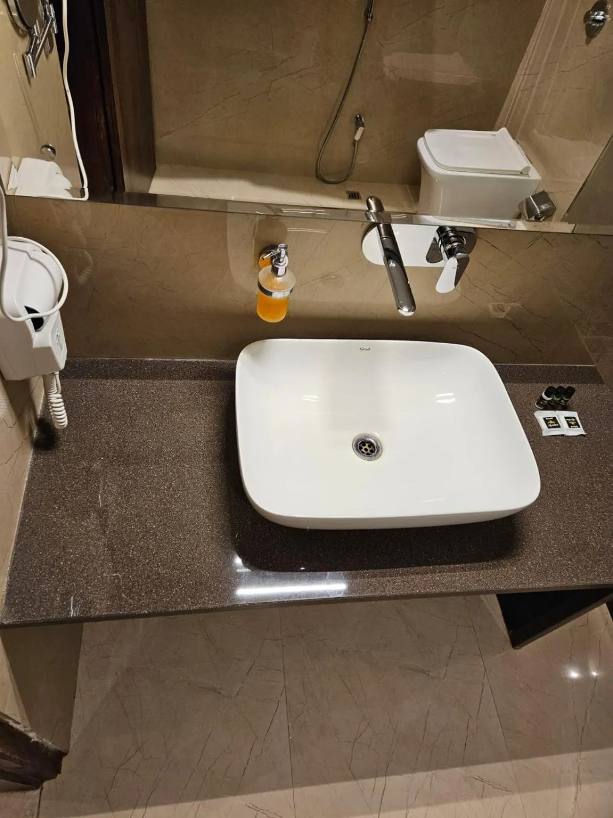 Shower in Four Leaf Hotel - AKOSHA