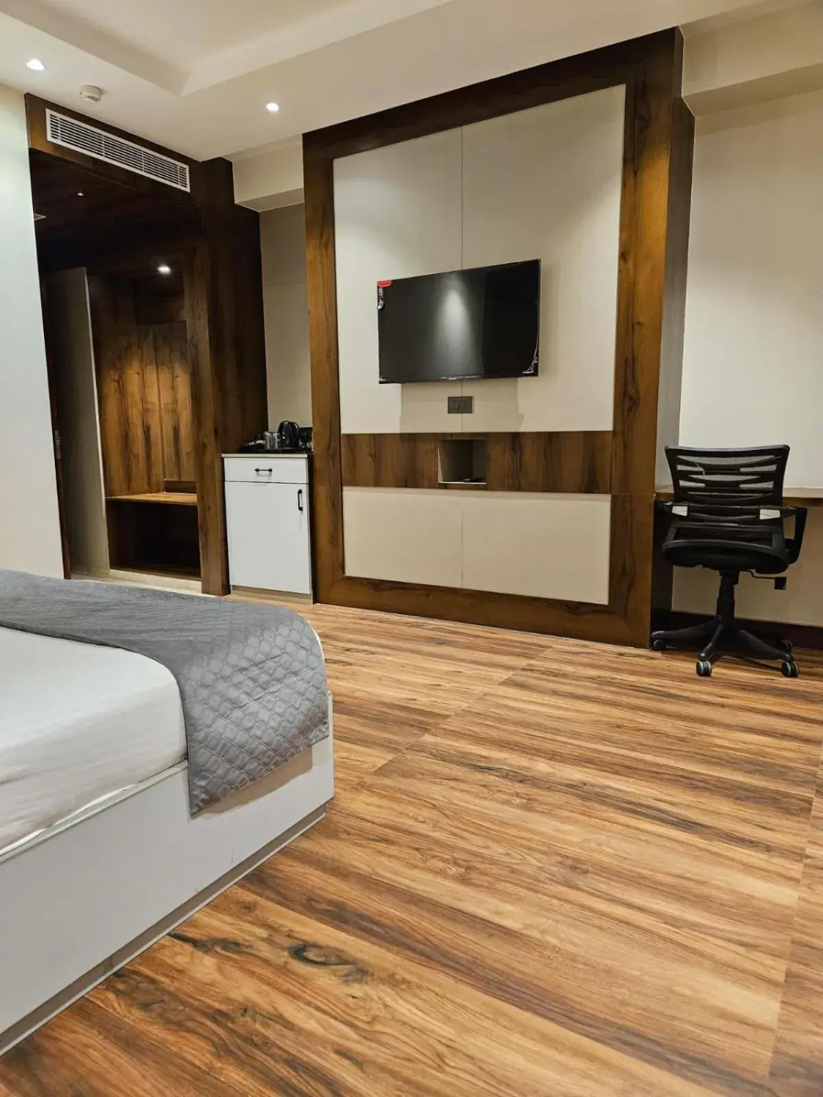 Deluxe King Room in Four Leaf Hotel - AKOSHA Deluxe King Room in Four Leaf Hotel - AKOSHA