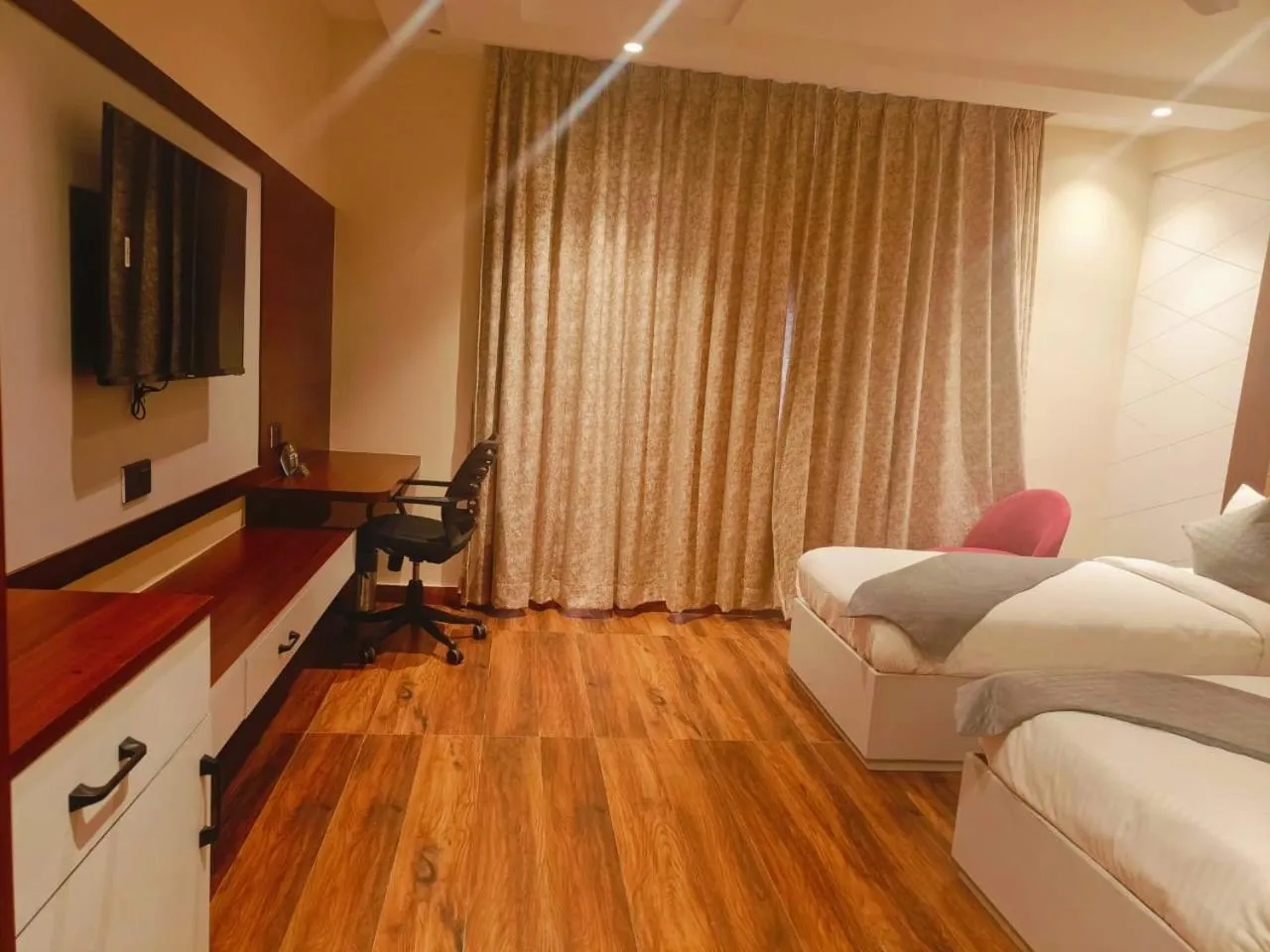 Living room, Bed in Four Leaf Hotel - AKOSHA