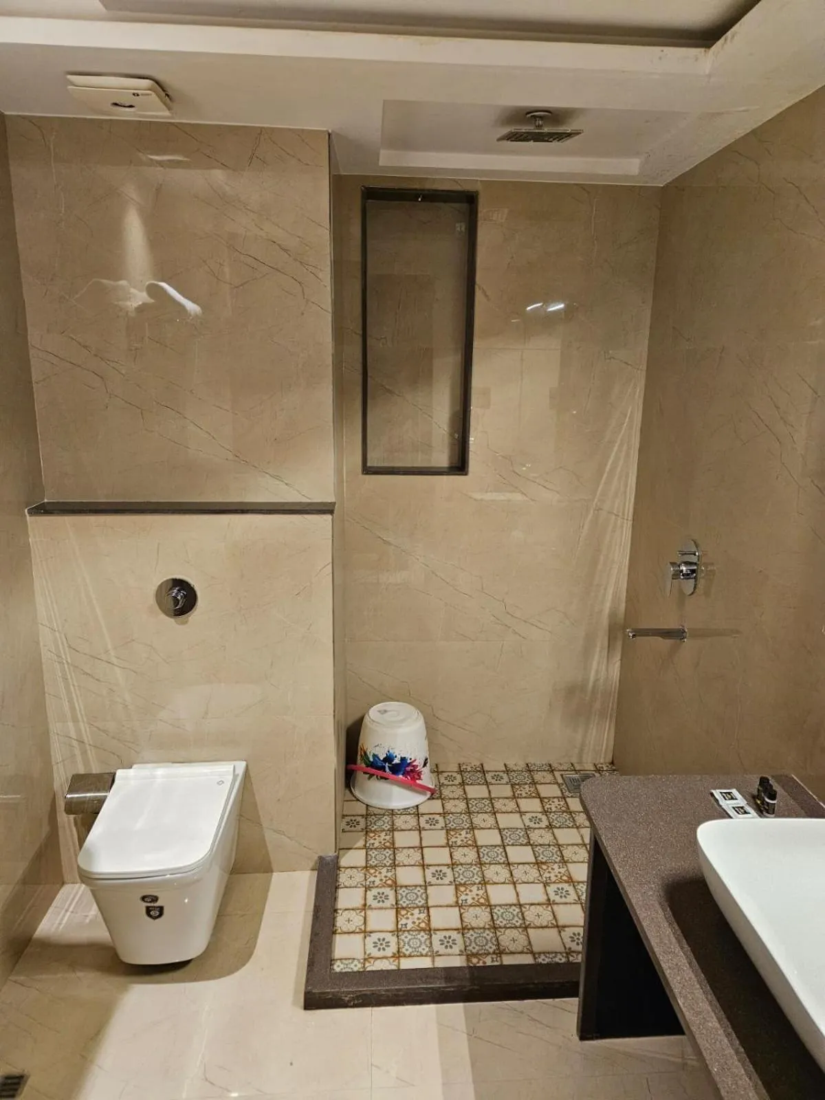 Shower in Four Leaf Hotel - AKOSHA