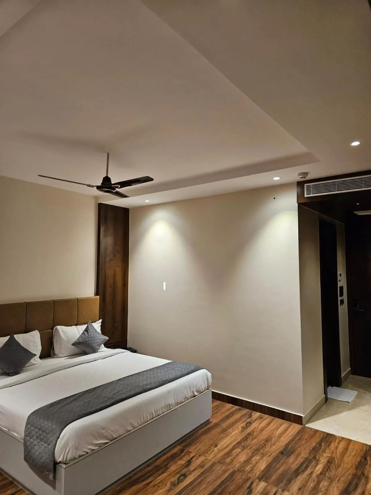 Photo of the whole room, Bed in Four Leaf Hotel - AKOSHA