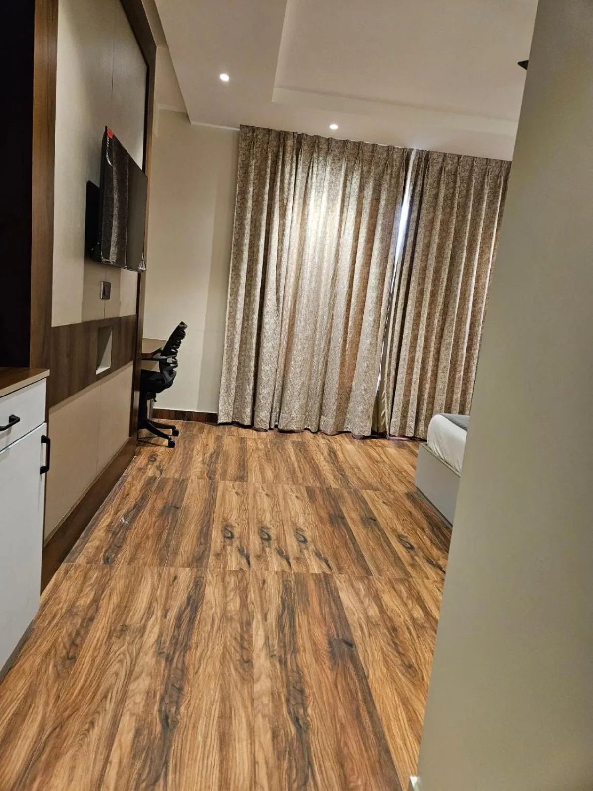 Communal lounge/ TV room, Bed in Four Leaf Hotel - AKOSHA