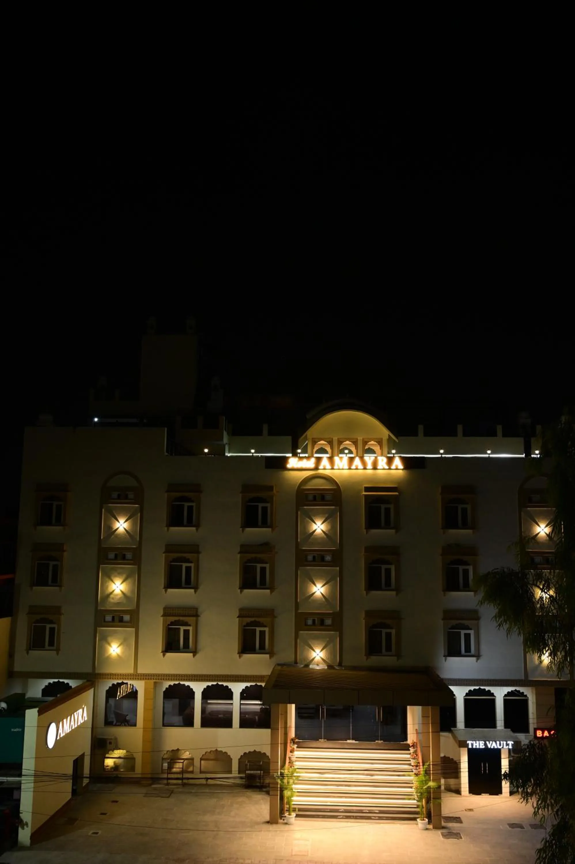 Night in Hotel Amayra