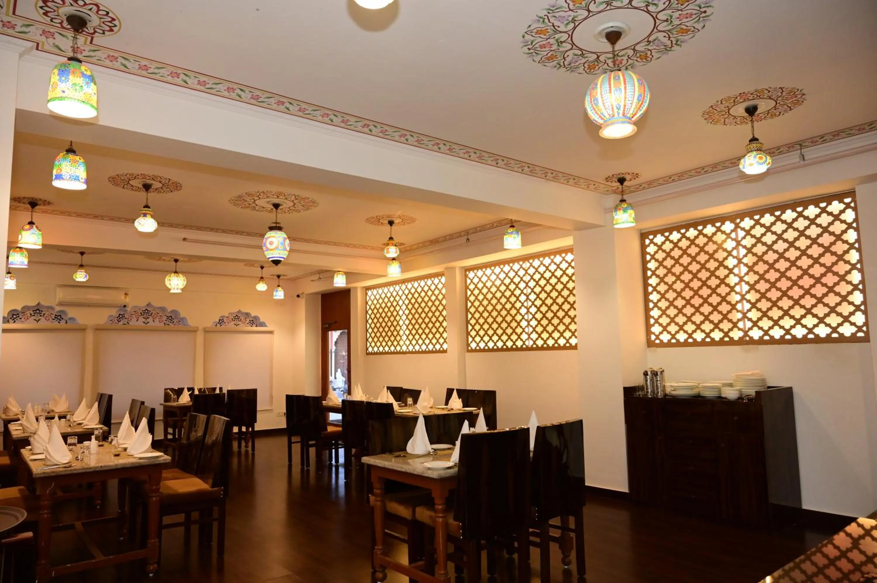 Restaurant/places to eat in Hotel Amayra