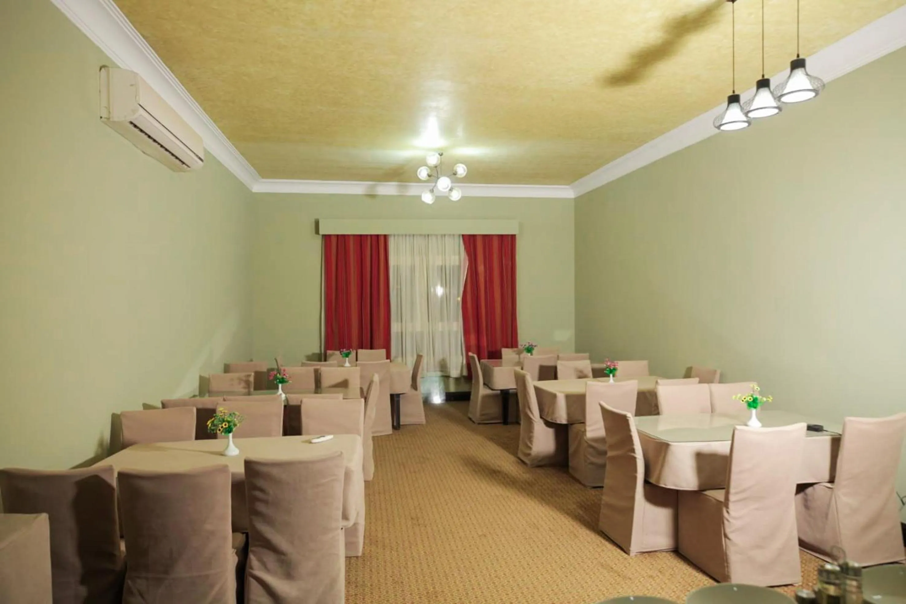 Restaurant/places to eat in The Villa 604 Powered by look