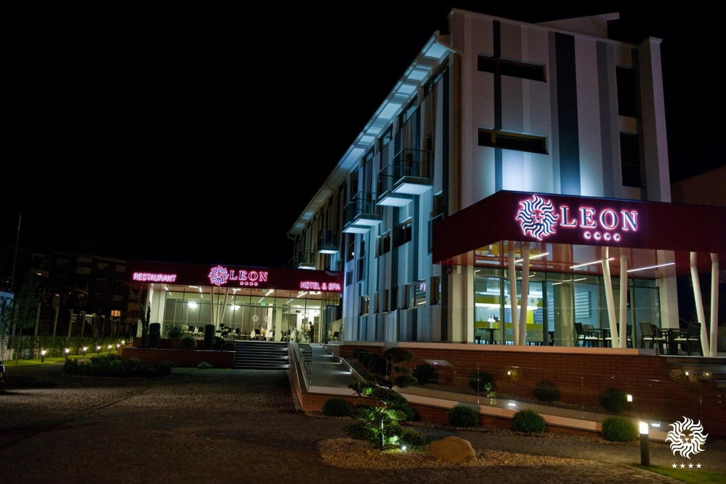 Facade/entrance in Hotel Leon & Spa