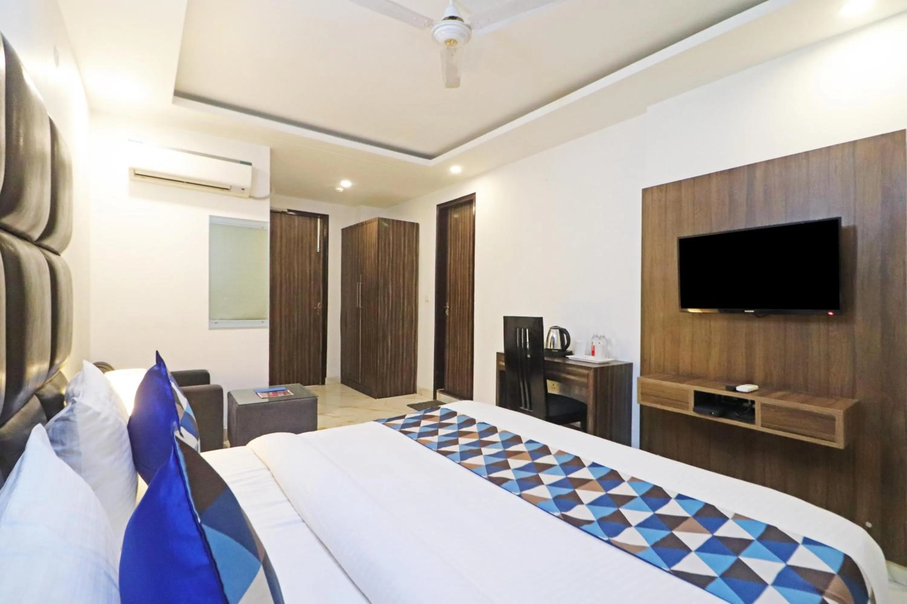TV and multimedia, Bed in Hotel Mayda Prime Near Delhi Airport