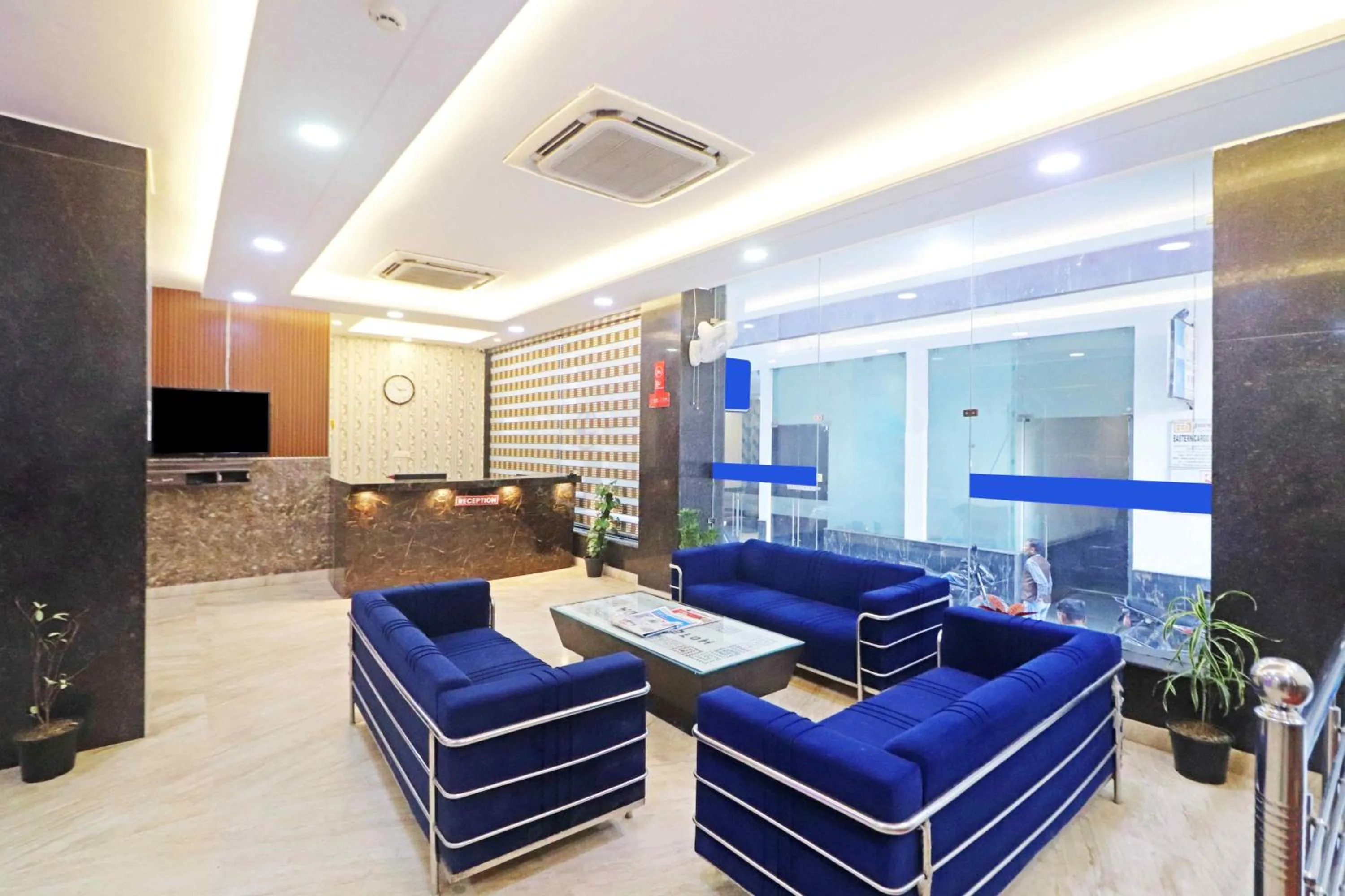 Living room in Hotel Mayda Prime Near Delhi Airport