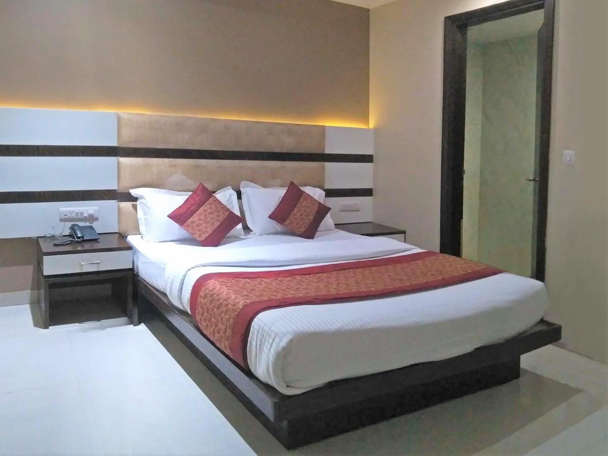 Bed in Hotel Raj Mahal Inn Near New Delhi Railway Station