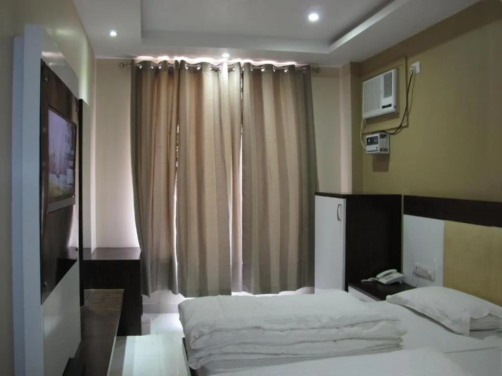 Bed in Hotel Raj Mahal Inn Near New Delhi Railway Station