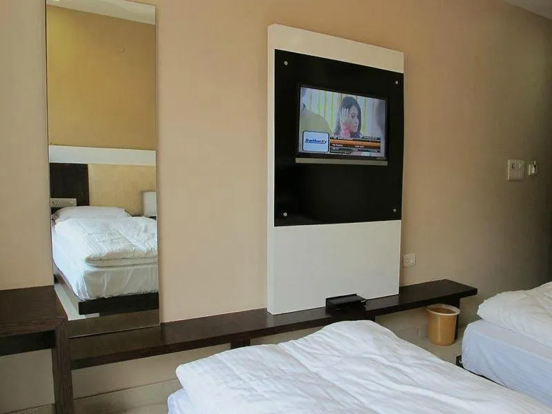 Bed in Hotel Raj Mahal Inn Near New Delhi Railway Station