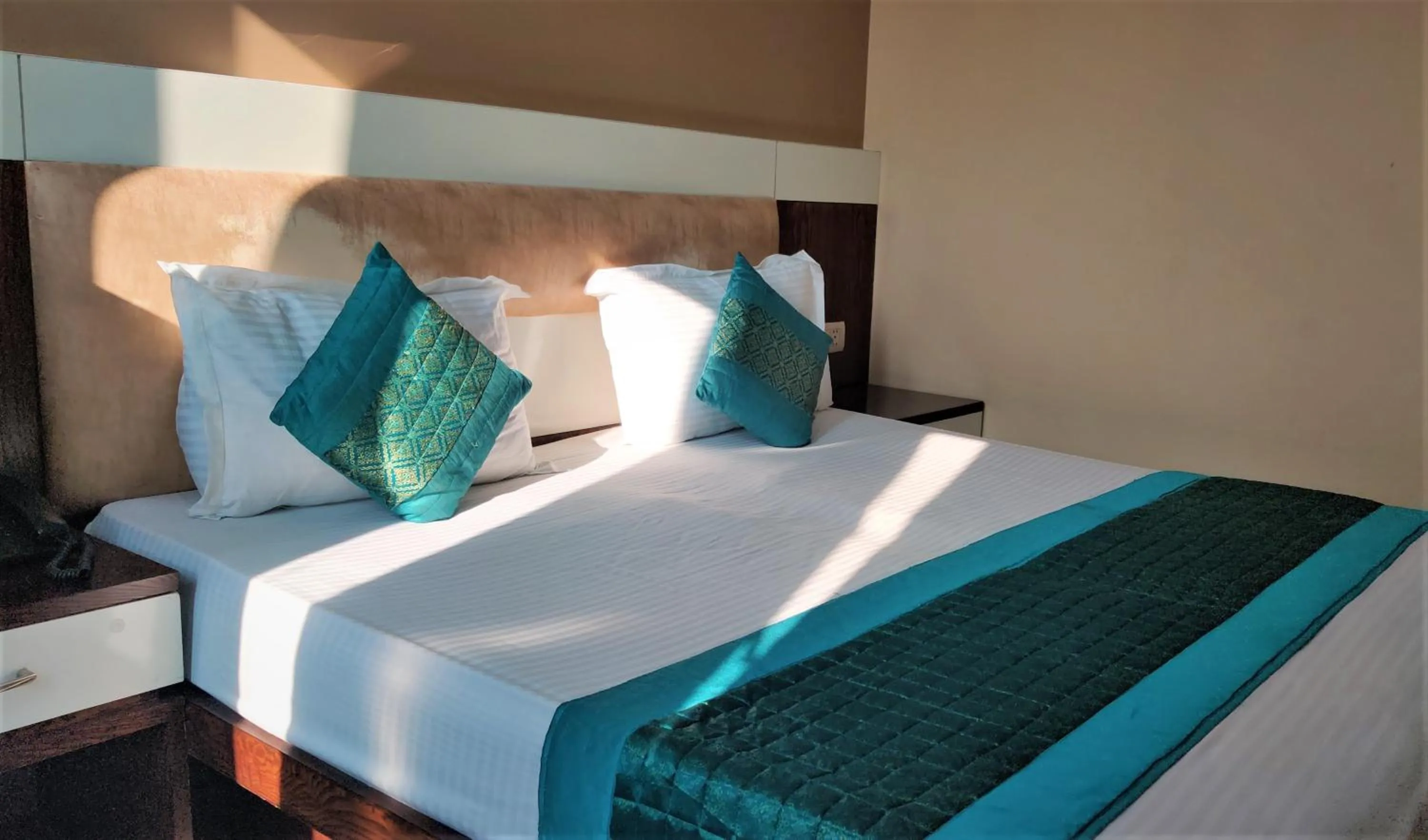 Bed in Hotel Raj Mahal Inn Near New Delhi Railway Station