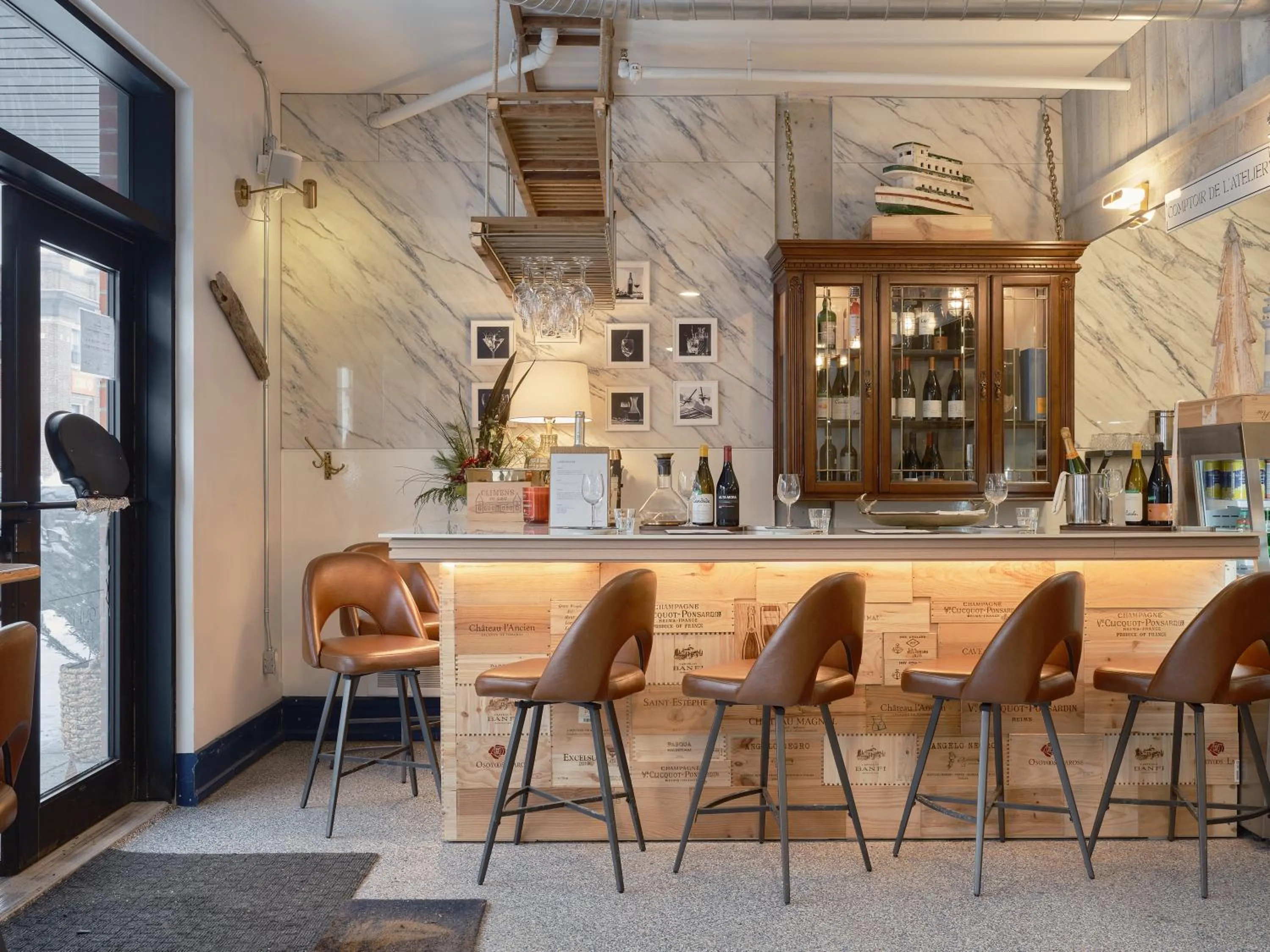 Lounge or bar in Hôtel Expérience - Quartier Des Marinas