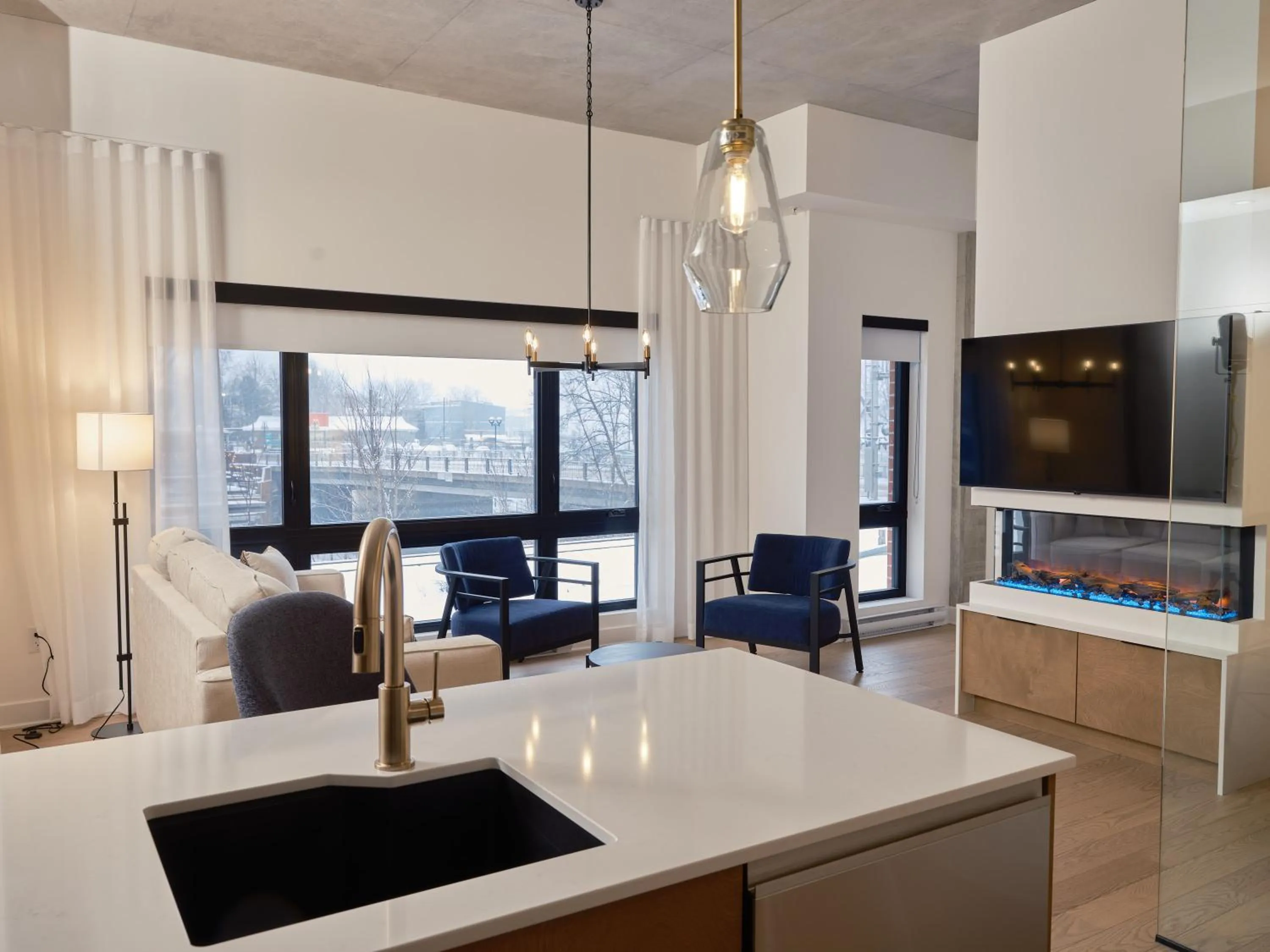 Communal lounge/ TV room in Hôtel Expérience - Quartier Des Marinas