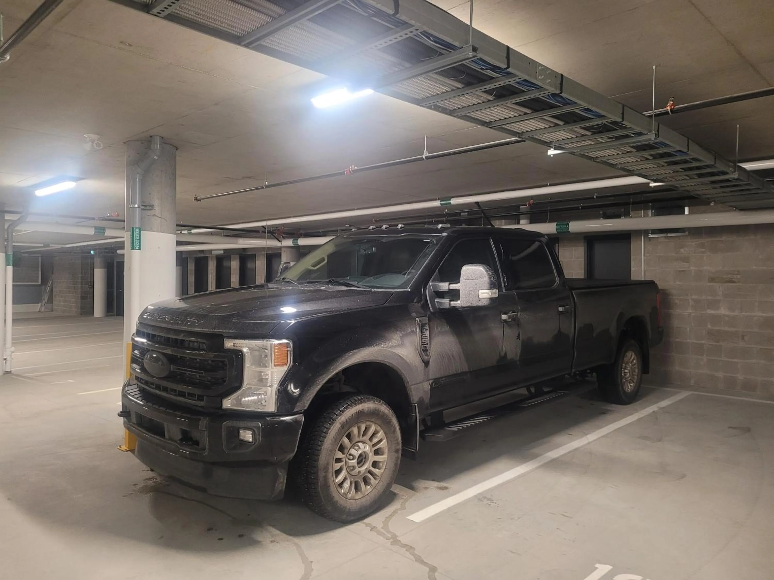 Parking in Hôtel Expérience - Quartier Des Marinas