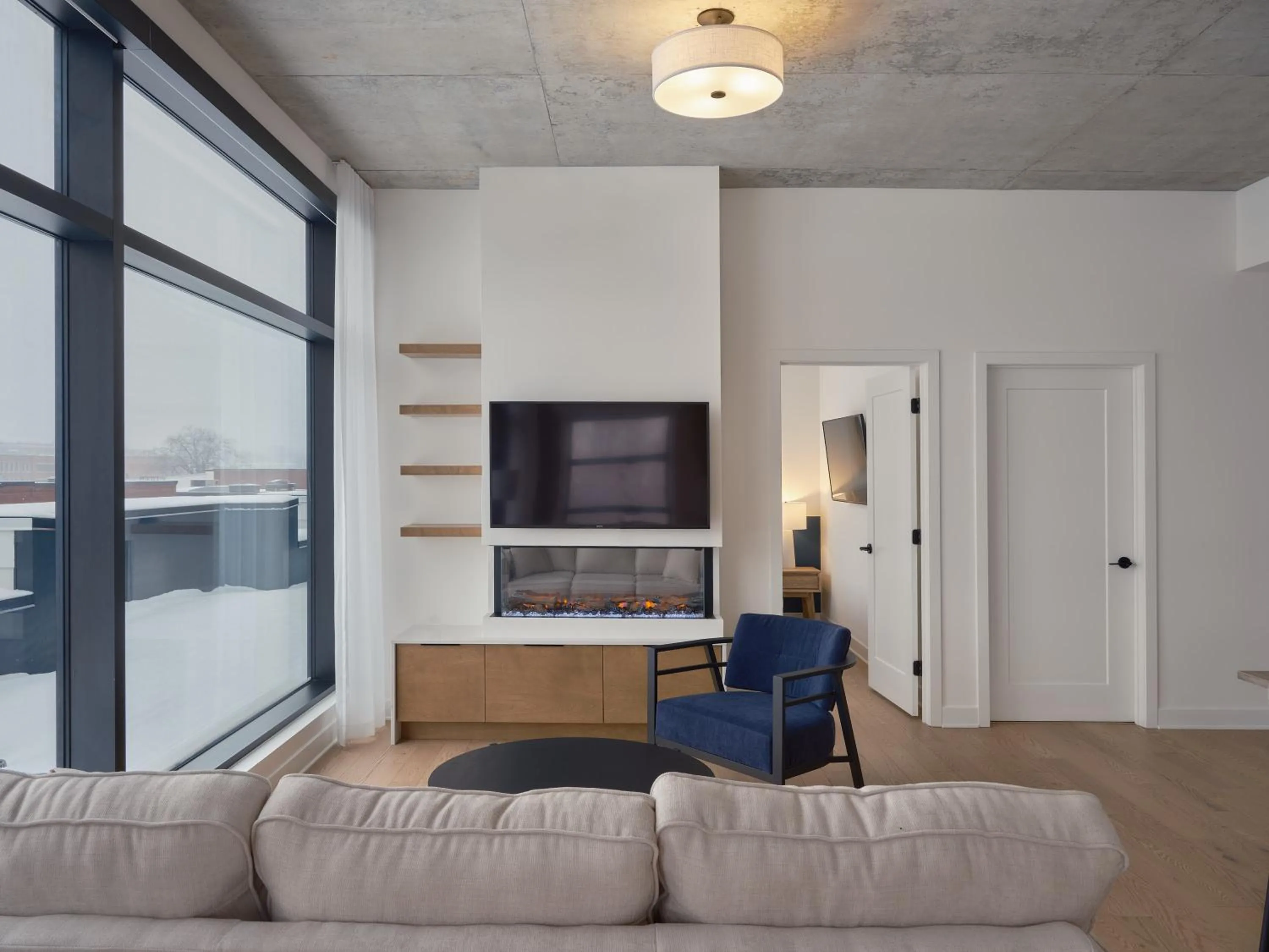 TV and multimedia in Hôtel Expérience - Quartier Des Marinas