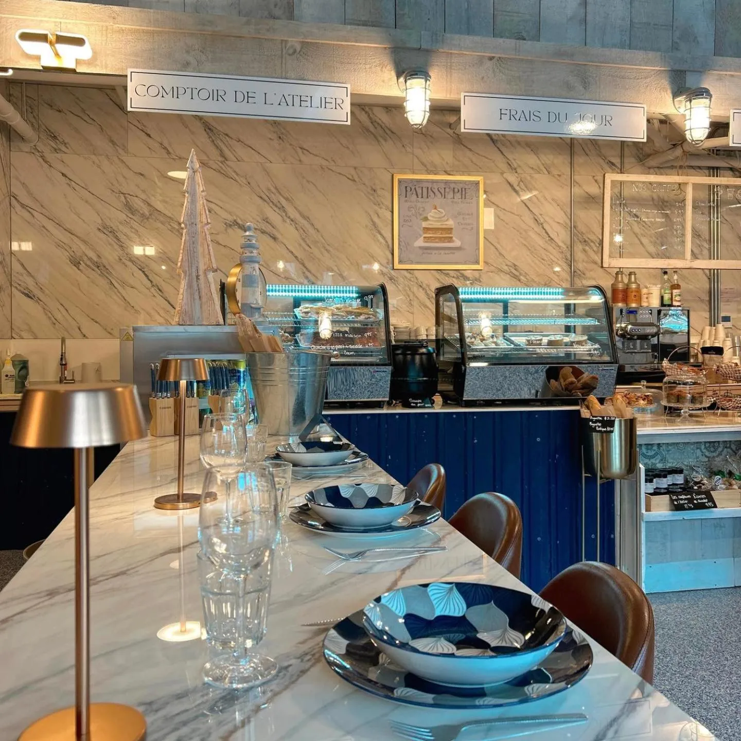 Lounge or bar in Hôtel Expérience - Quartier Des Marinas