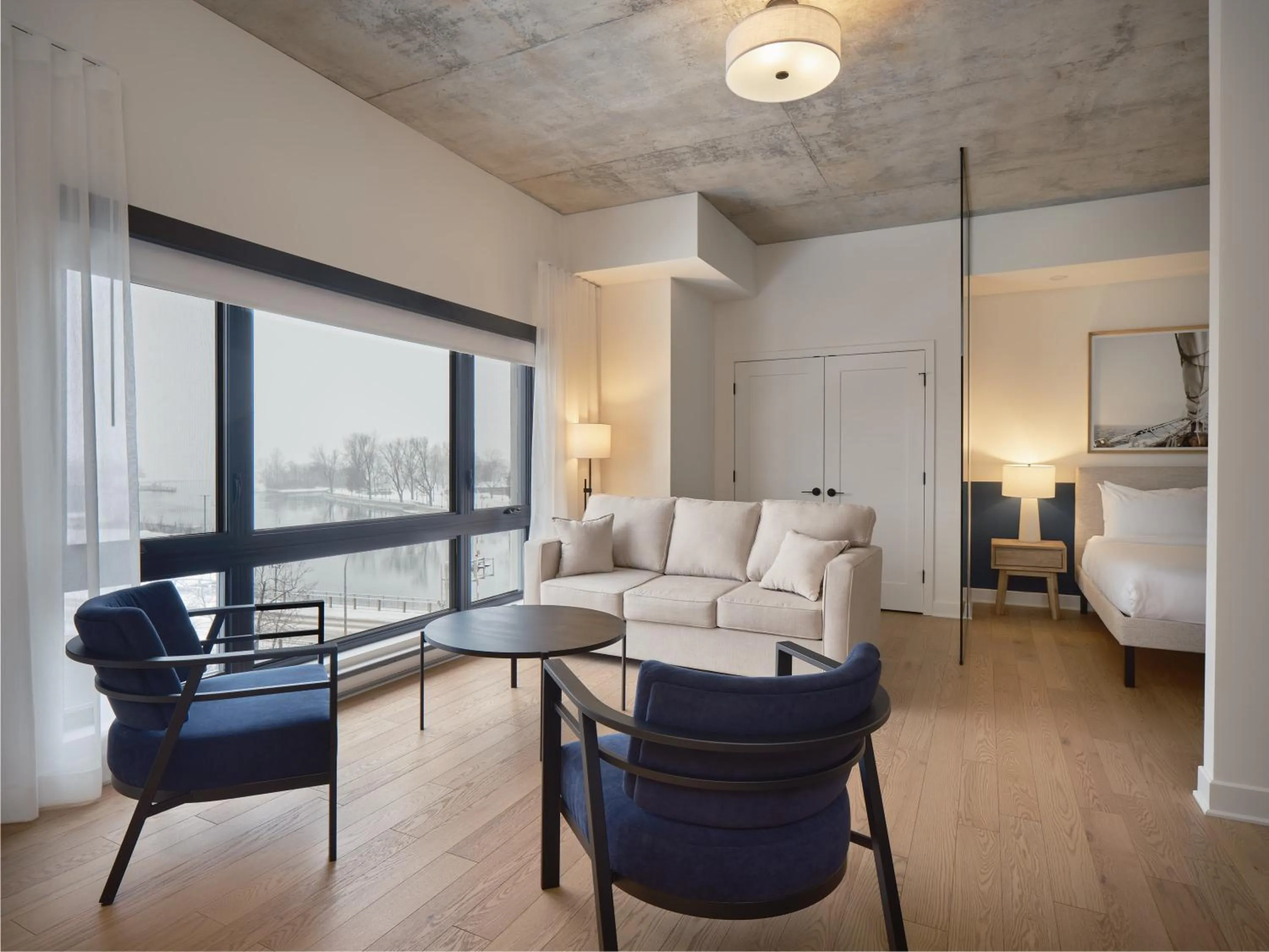 Living room, Bed in Hôtel Expérience - Quartier Des Marinas