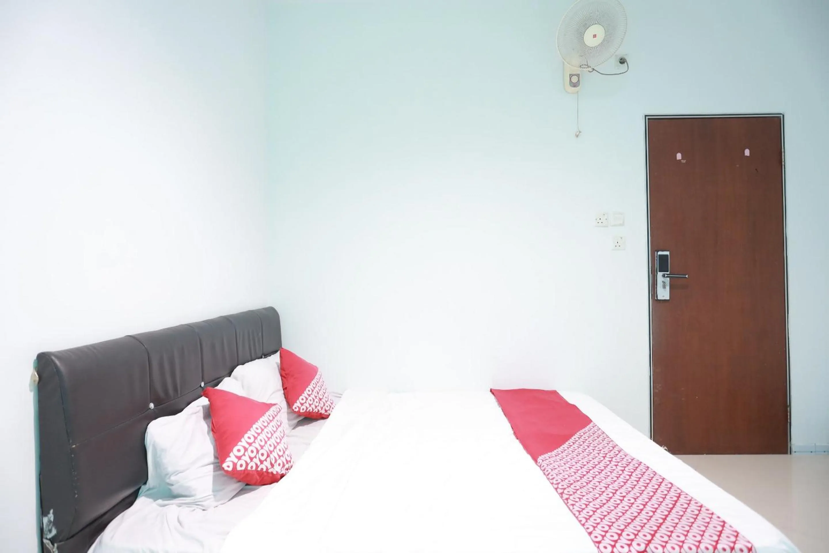 Bedroom, Bed in Hotel O Mamapapahouse