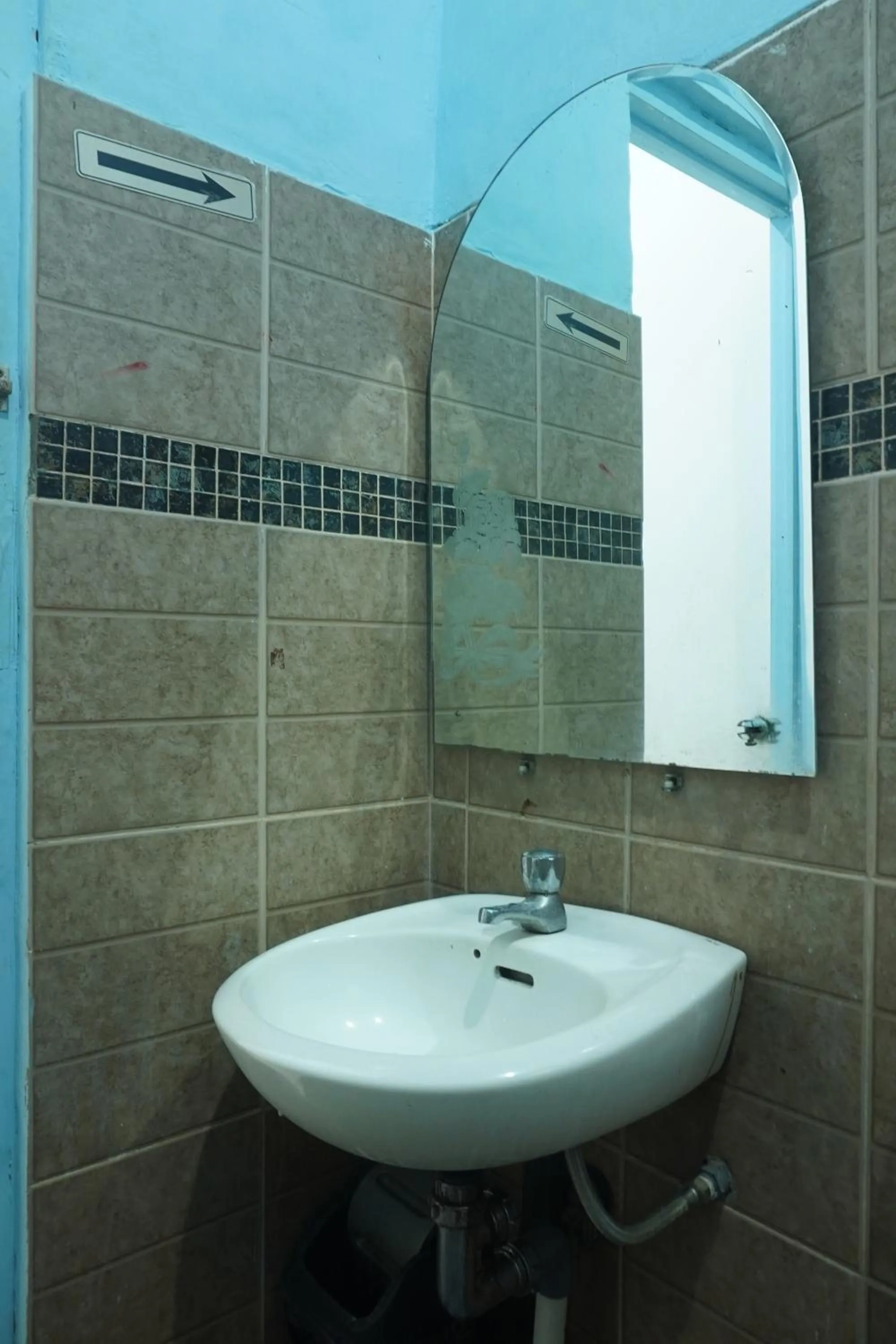 Bathroom in Hotel O Pondok Puti Sartika SyariahNearPasar Jum'at Aluh Aluh