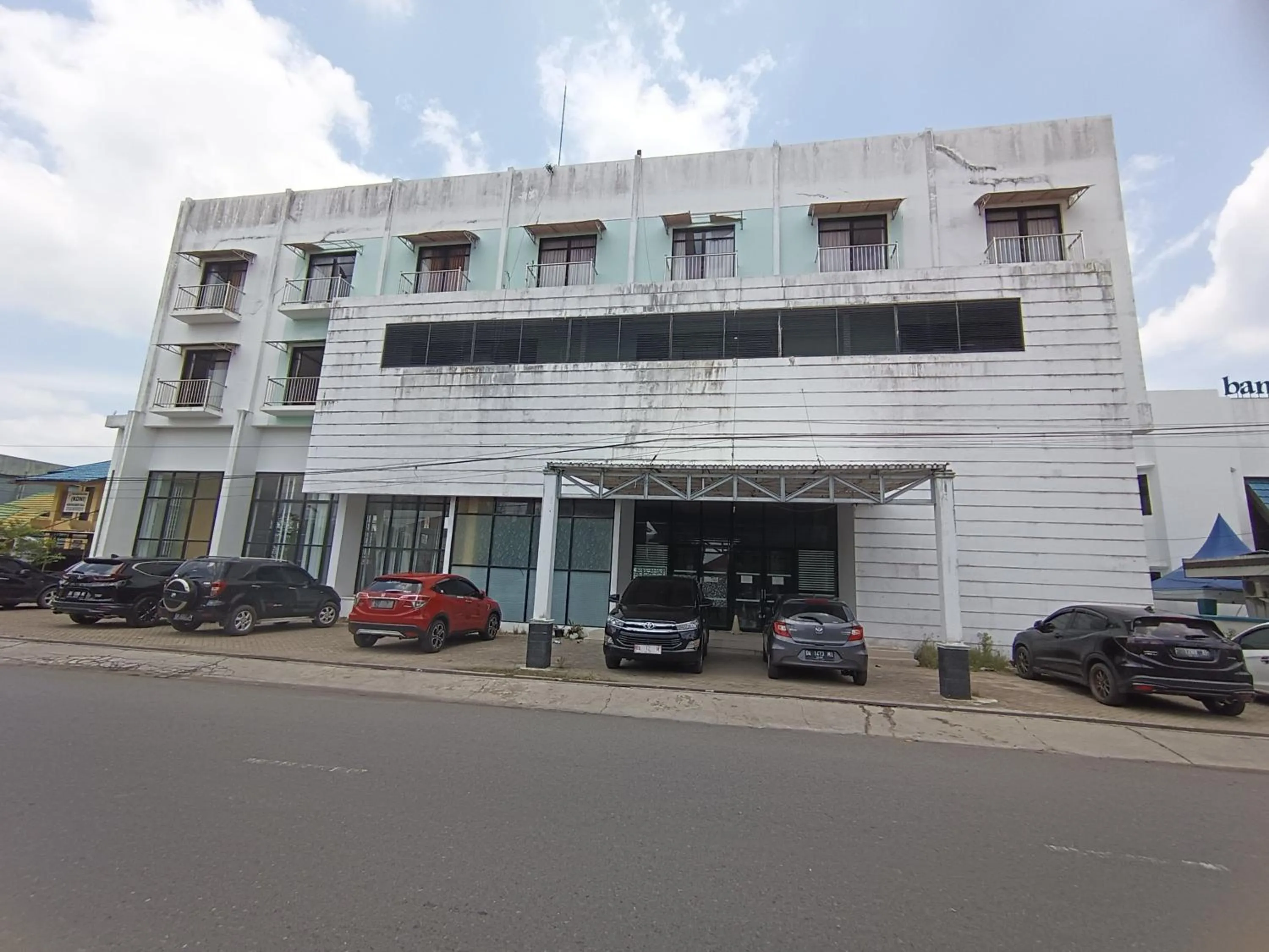 Facade/entrance in Hotel O Wisma Hamalau SyariahNearPulau Bromo Pedestrian Bridge