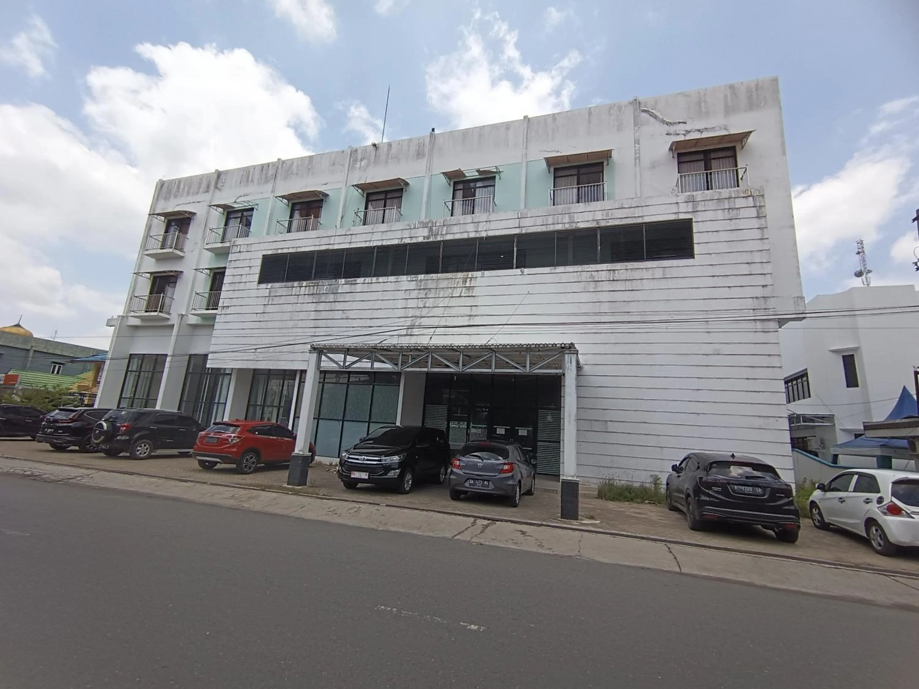 Facade/entrance in Hotel O Wisma Hamalau SyariahNearPulau Bromo Pedestrian Bridge